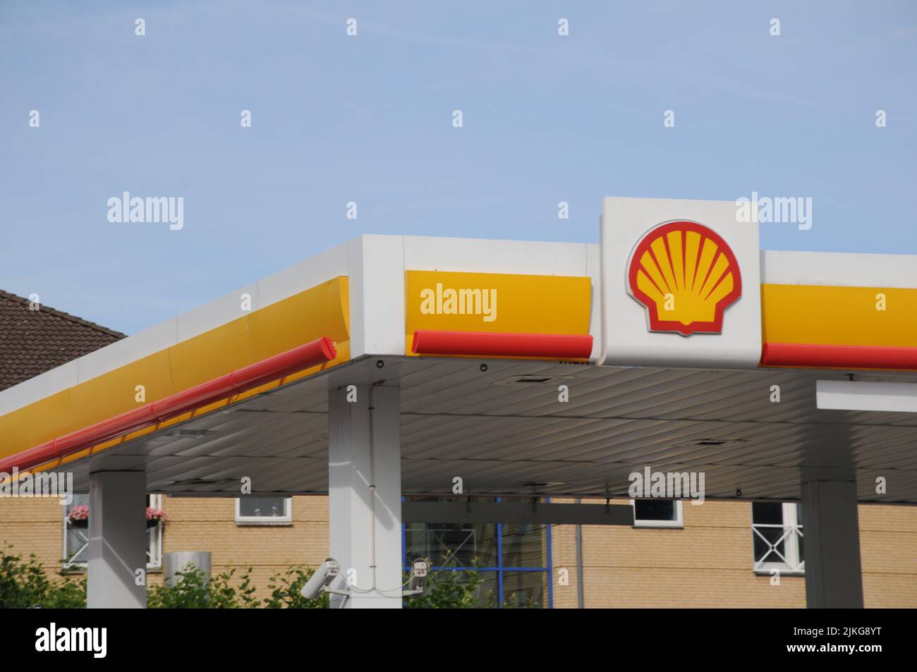 Kastrup/Copenhagen/Denmark/02 Agosto 2022/Stazione di ricarica Shell benzina e Shell con benzina a prezzi elevati a bordo di una stazione di benzina sheel nella capitale danese. (Foto..Francis Dean/Dean Pictures) Foto Stock