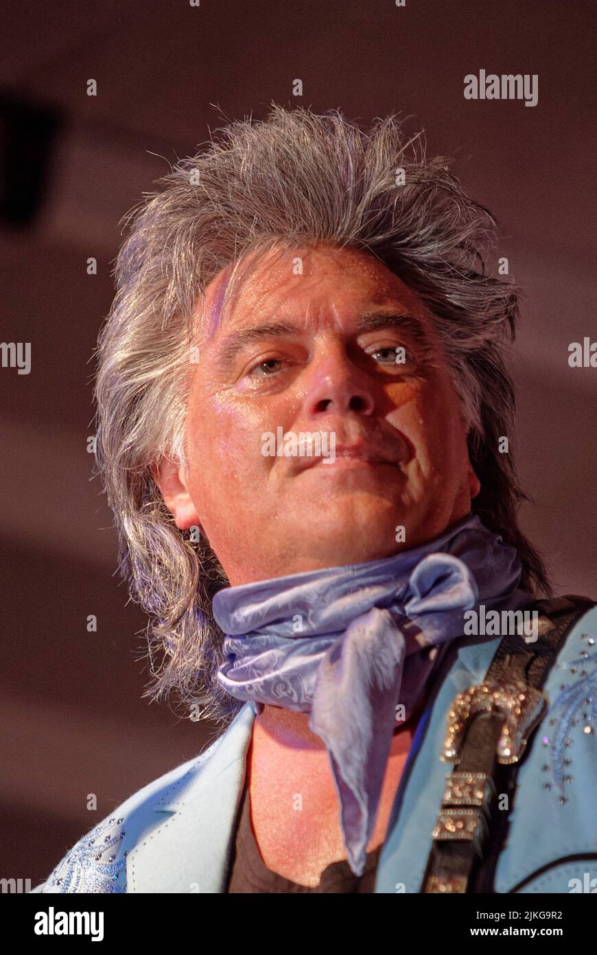 Marty Stuart si esibisce con la sua favolosa band superlativa durante un concerto Lakefest del 4 luglio Celebration sabato 3 luglio 2010 a Jamestown, Russell County, KY, USA. Il primo nuovo album in studio di Stuart dal 2008, registrato presso lo Studio B di Nashville della RCA e intitolato Ghost Train: The Studio B Sessions, sarà pubblicato il mese prossimo. (Foto di Apex MediaWire di Billy Suratt) Foto Stock