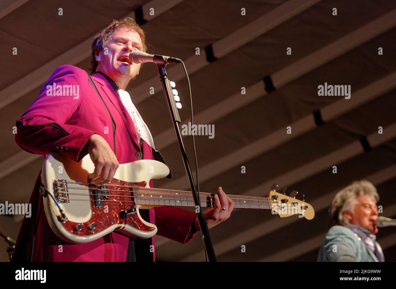 Il bassista Paul Martin suona con Marty Stuart (a destra) e la sua favolosa band superlativa durante un concerto Lakefest del 4 luglio Celebration sabato 3 luglio 2010 a Jamestown, Russell County, Kentucky, USA. Un cantante originario del Kentucky ed ex cantante di Exile soprannominato "l'Apostolo", Martin si unì ai favolosi superlativi nel 2008. (Foto di Apex MediaWire di Billy Suratt) Foto Stock