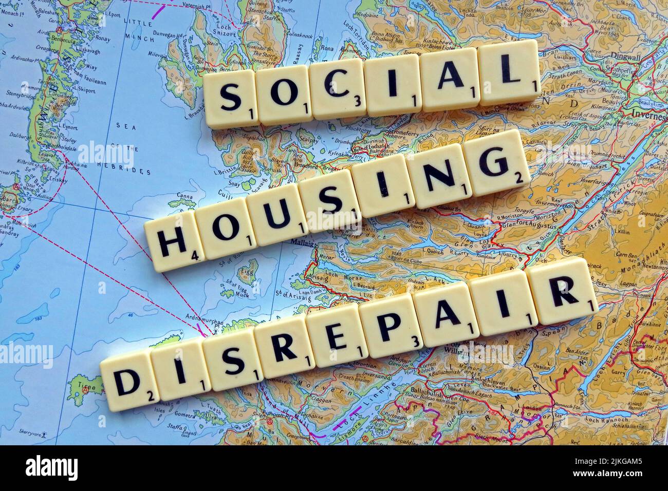 Scozia SocialHousing / Consiglio problemi di riparazione alloggi con riparazioni reattive scritto in lettere Scrabble su una mappa Foto Stock