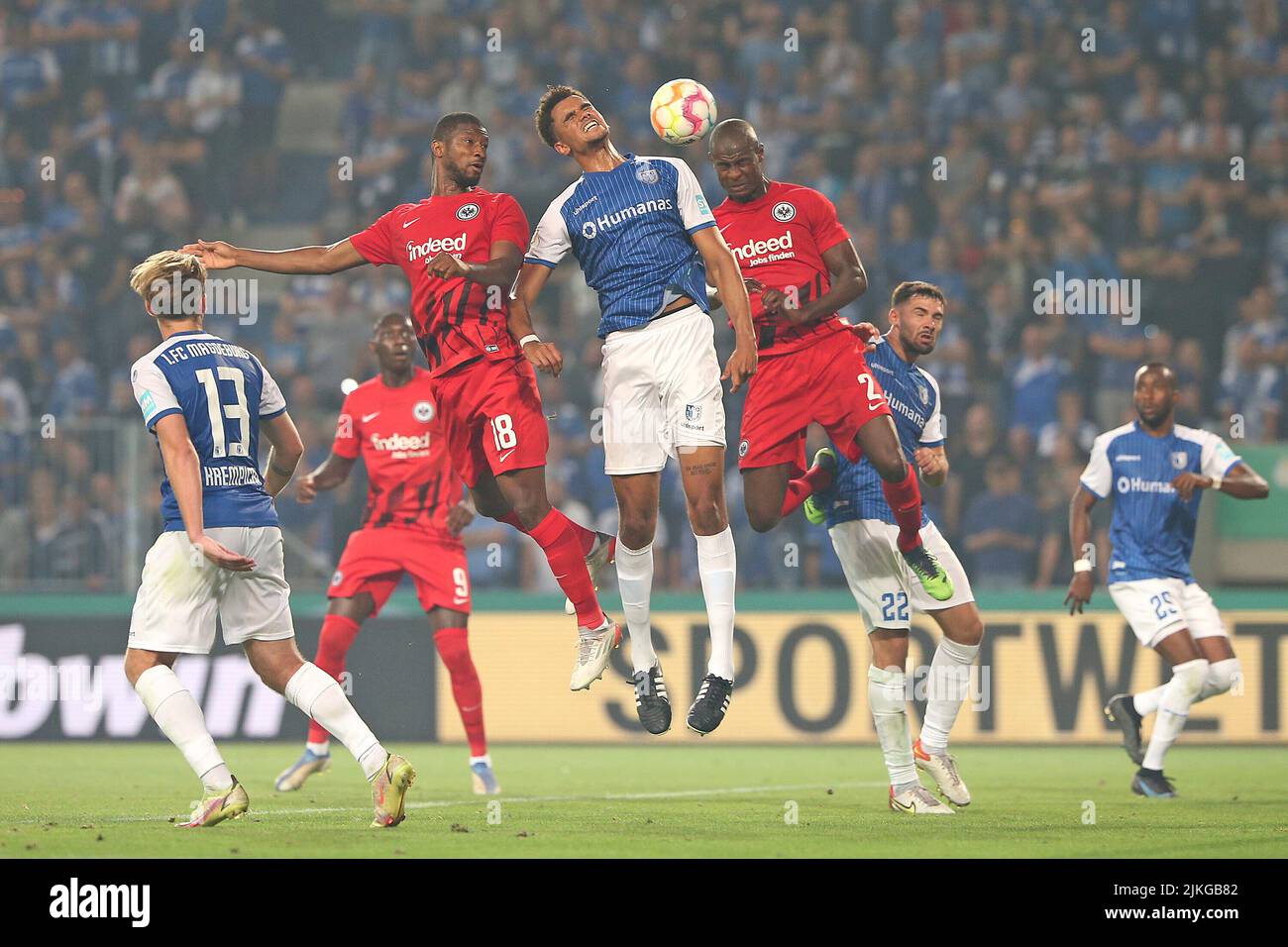 Magdeburg, Germania. 01st ago 2022. (LR) Almamy Toure (Eintracht Frankfurt) contro Jamie Lawrence (1. FC Magdeburg) e Evan N Dicka (Eintracht Frankfurt) Football, Coppa DFB, 1st turno principale, 1. FC Magdeburg (MD) - Eintracht Frankfurt (F) 0: 4 nel MDCC Arena Magdeburg/ Germania, 1st agosto 2022 ? Credit: dpa/Alamy Live News Foto Stock