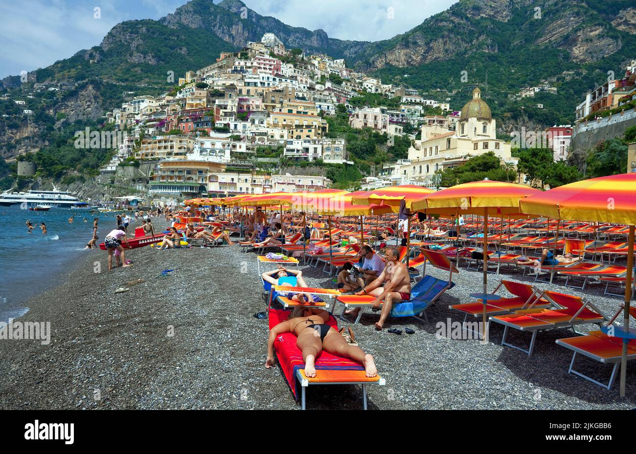Persone alla spiaggia del villaggio Positano, Costiera Amalfitana, Patrimonio dell'Umanità dell'UNESCO, Campania, Italia, Europa Foto Stock