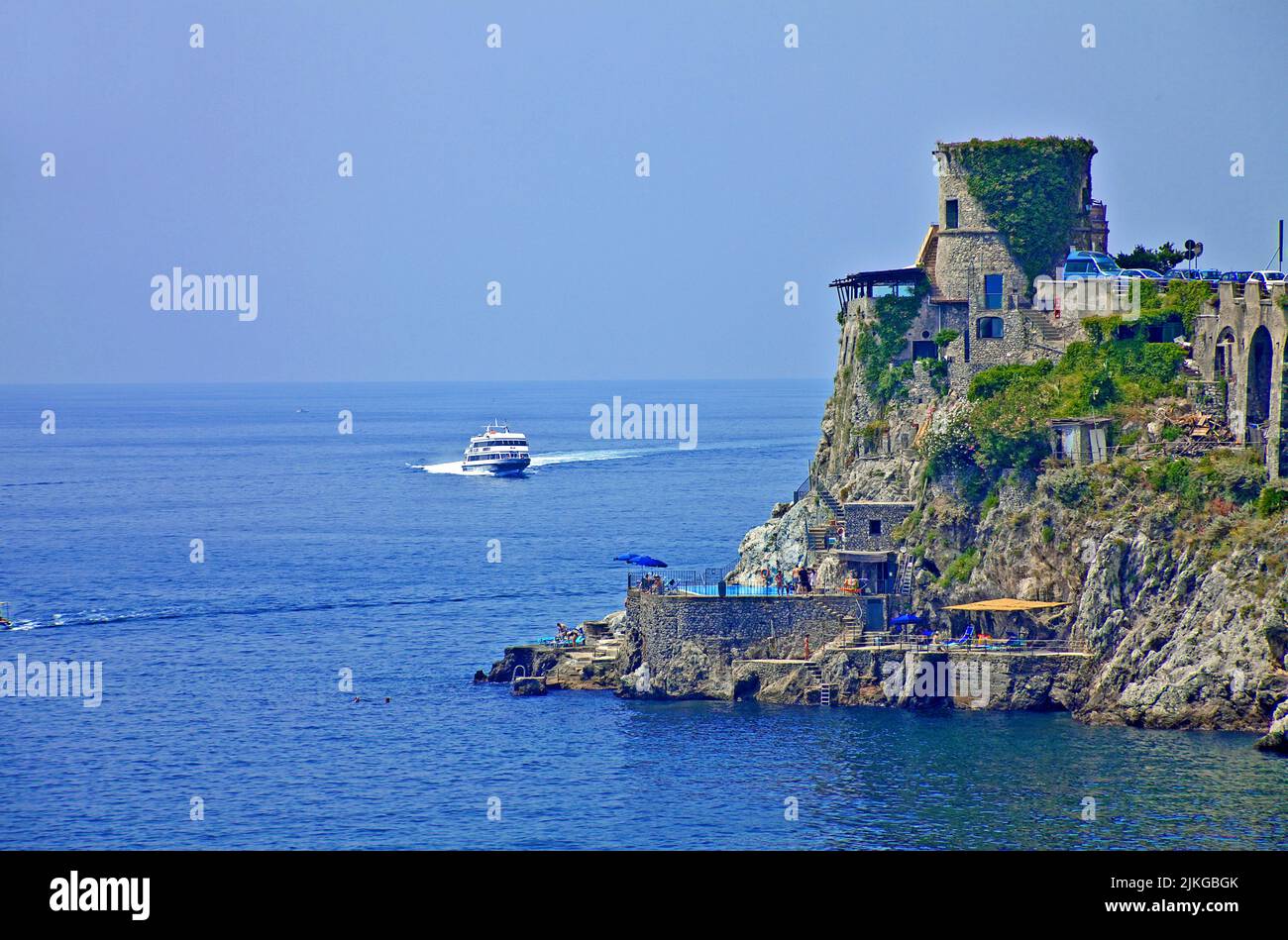 La storica torre di avvistamento di Saracen sulla costa di Atrani, Costiera Amalfitana, patrimonio dell'umanità dell'UNESCO, Campania, Italia, Europa Foto Stock