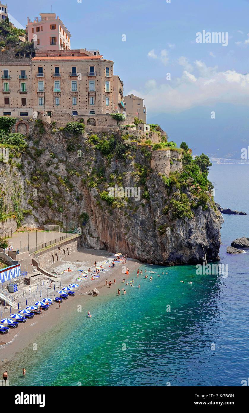 Spiaggia del villaggio Atrani, Costiera Amalfitana, Patrimonio dell'Umanità dell'UNESCO, Campania, Italia, Europa Foto Stock