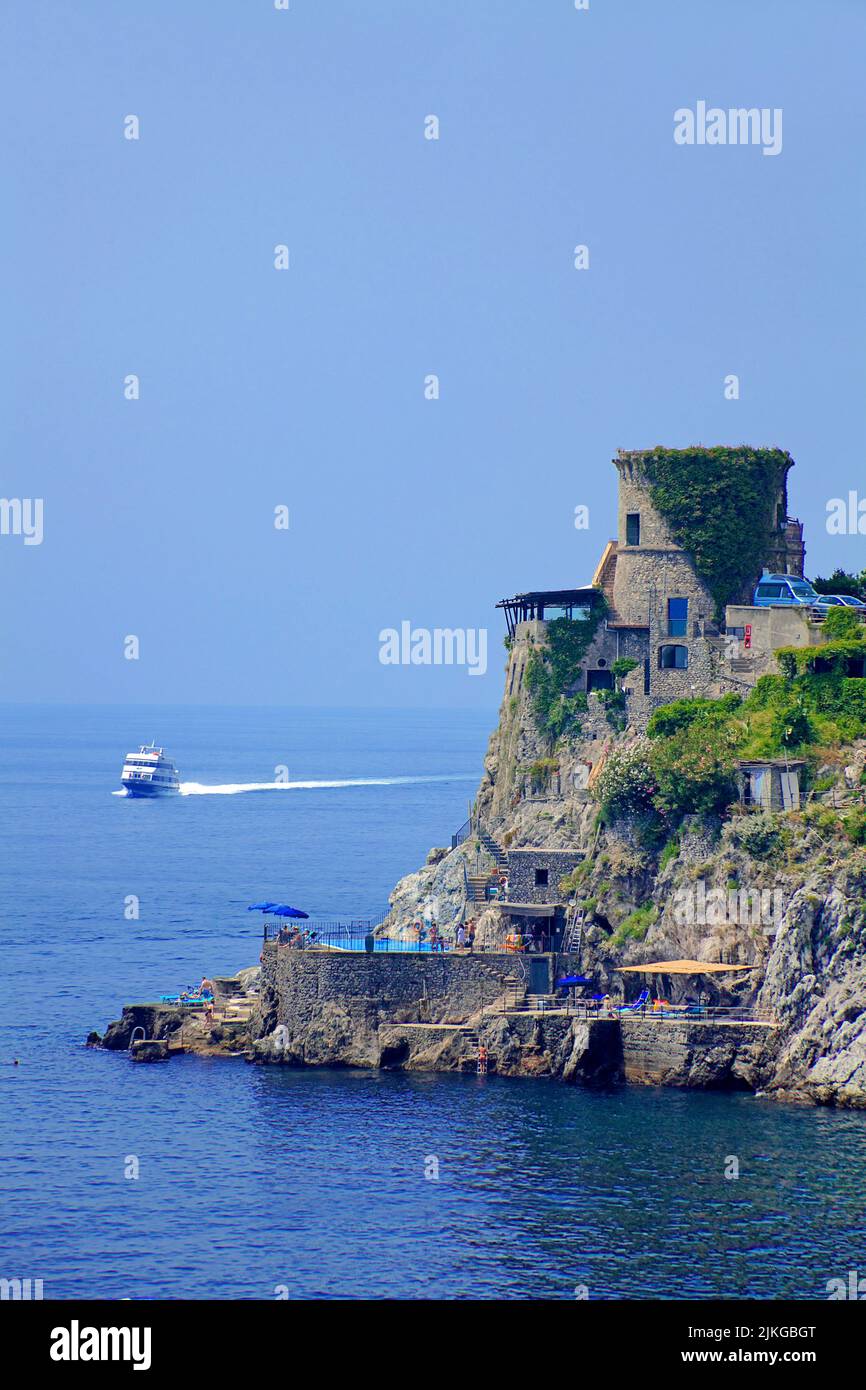 La storica torre di avvistamento di Saracen sulla costa di Atrani, Costiera Amalfitana, patrimonio dell'umanità dell'UNESCO, Campania, Italia, Europa Foto Stock