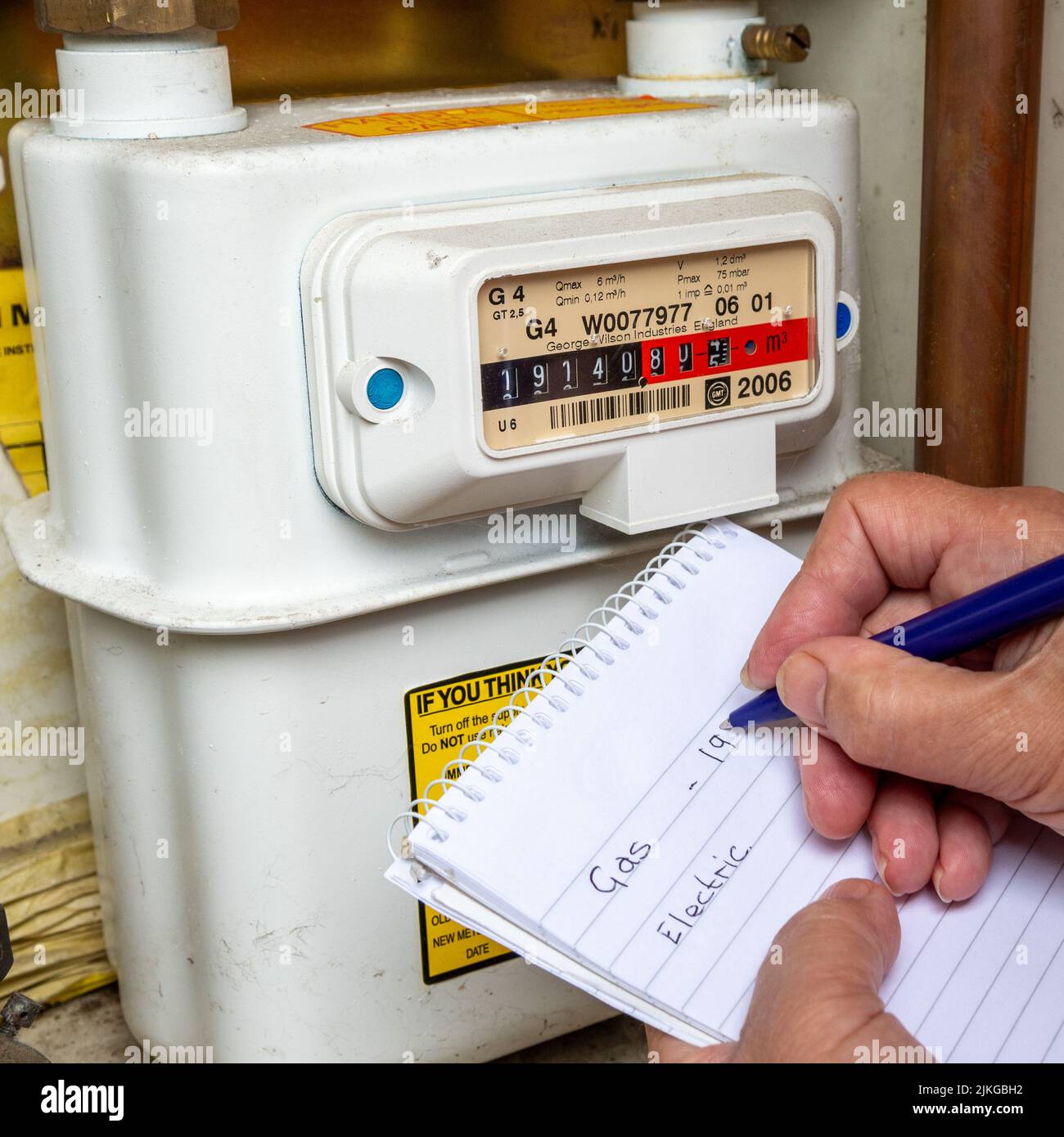 Prendendo una lettura di contatore di gas domestico, Regno Unito Foto Stock