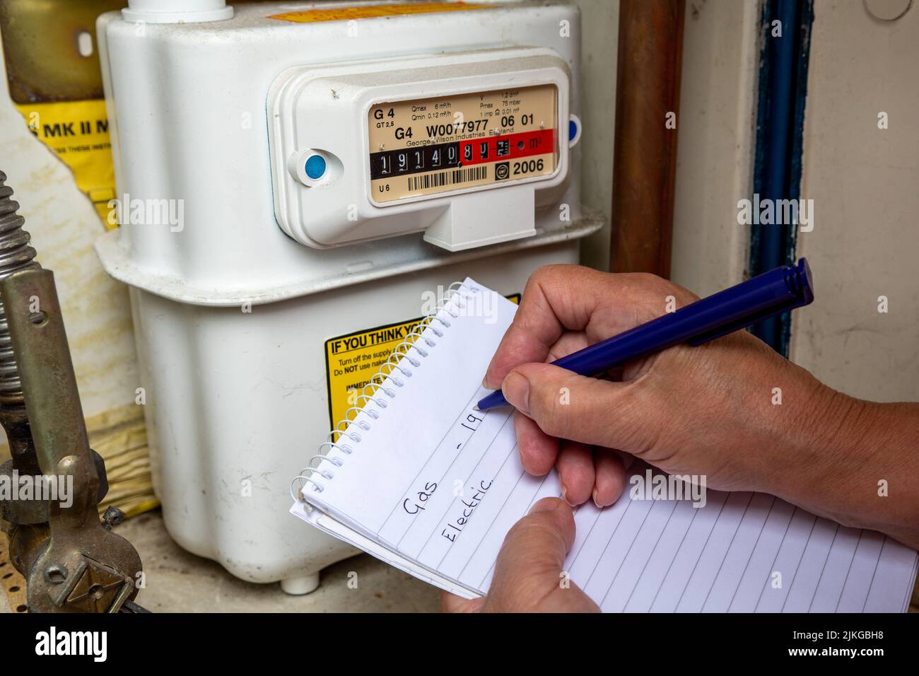 Prendendo una lettura di contatore di gas domestico, Regno Unito Foto Stock