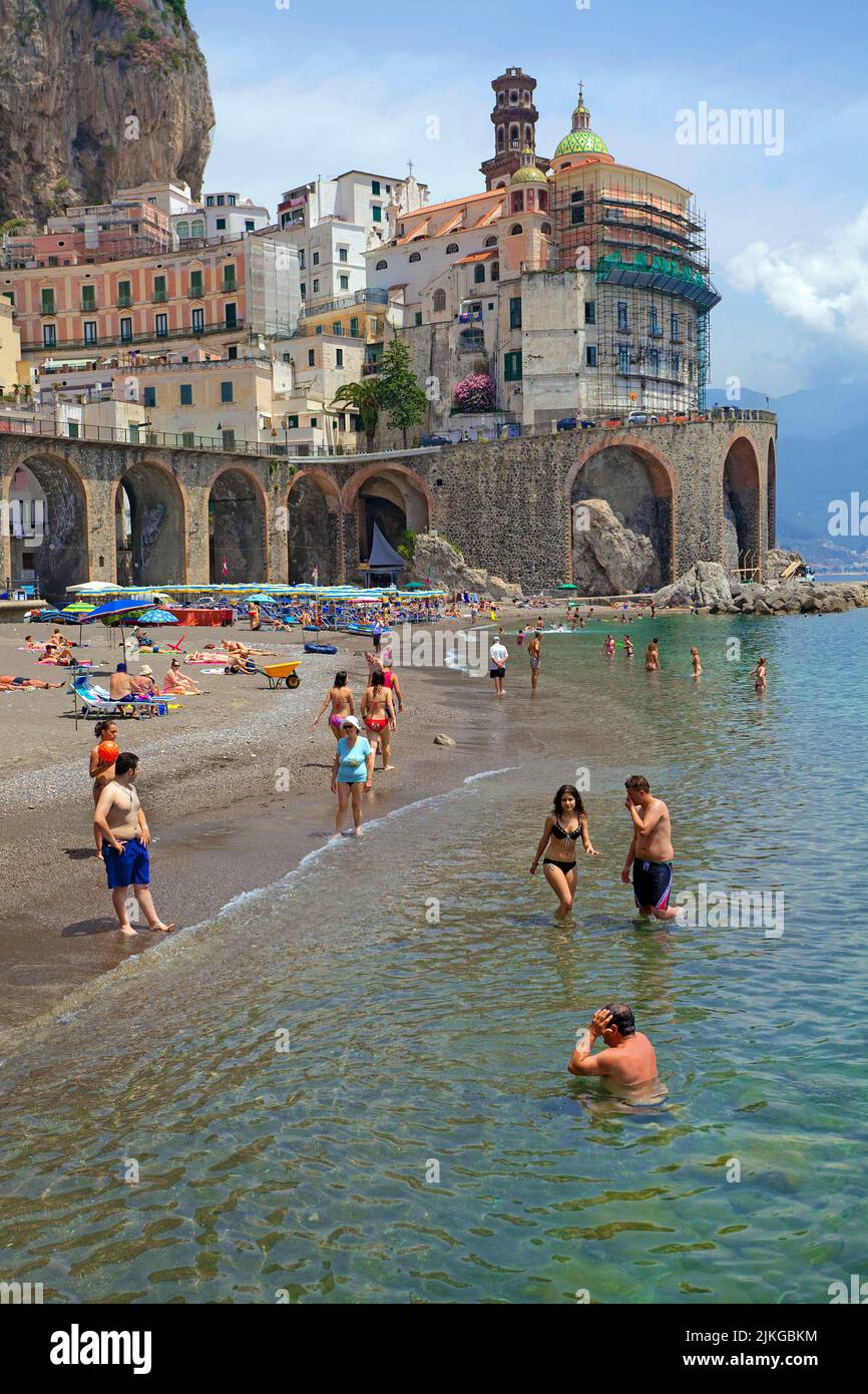 Spiaggia del villaggio Atrani, Costiera Amalfitana, Patrimonio dell'Umanità dell'UNESCO, Campania, Italia, Europa Foto Stock