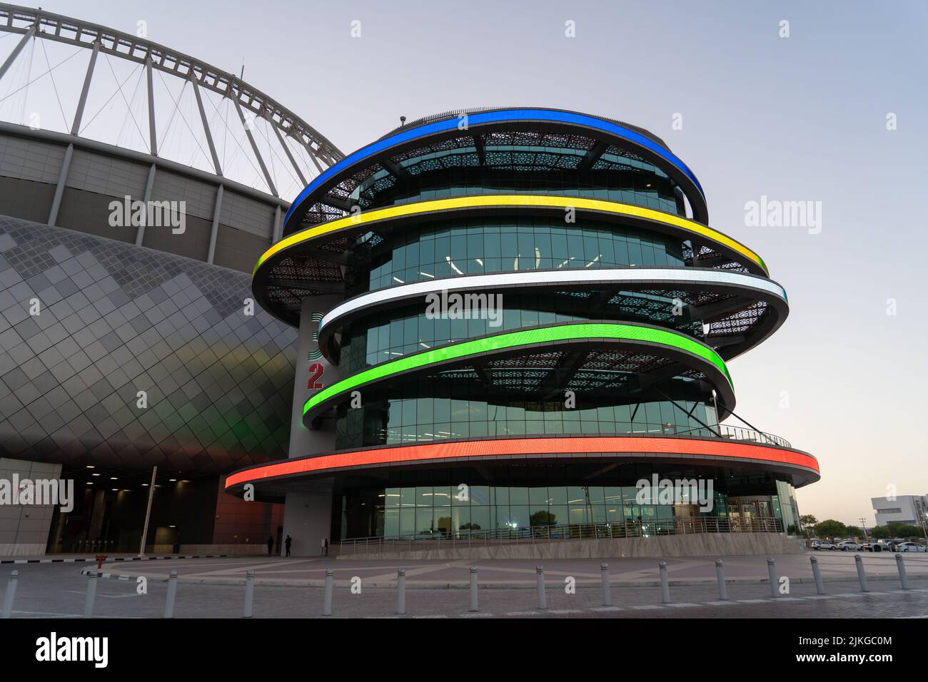 DOHA, QATAR - 27 GIUGNO 2022: 3-2-1 il Qatar Olympic and Sports Museum si trova a Khalifa International Stadium Doha, Qatar. Foto Stock