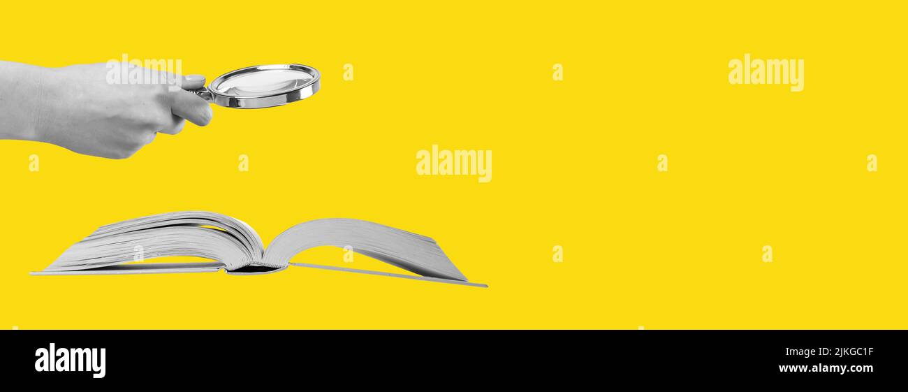 Banner con lente di ingrandimento a mano su sfondo giallo. Conduzione della ricerca, analisi delle informazioni, preparazione agli esami. Bianco e nero. Spazio di copia. Foto di alta qualità Foto Stock