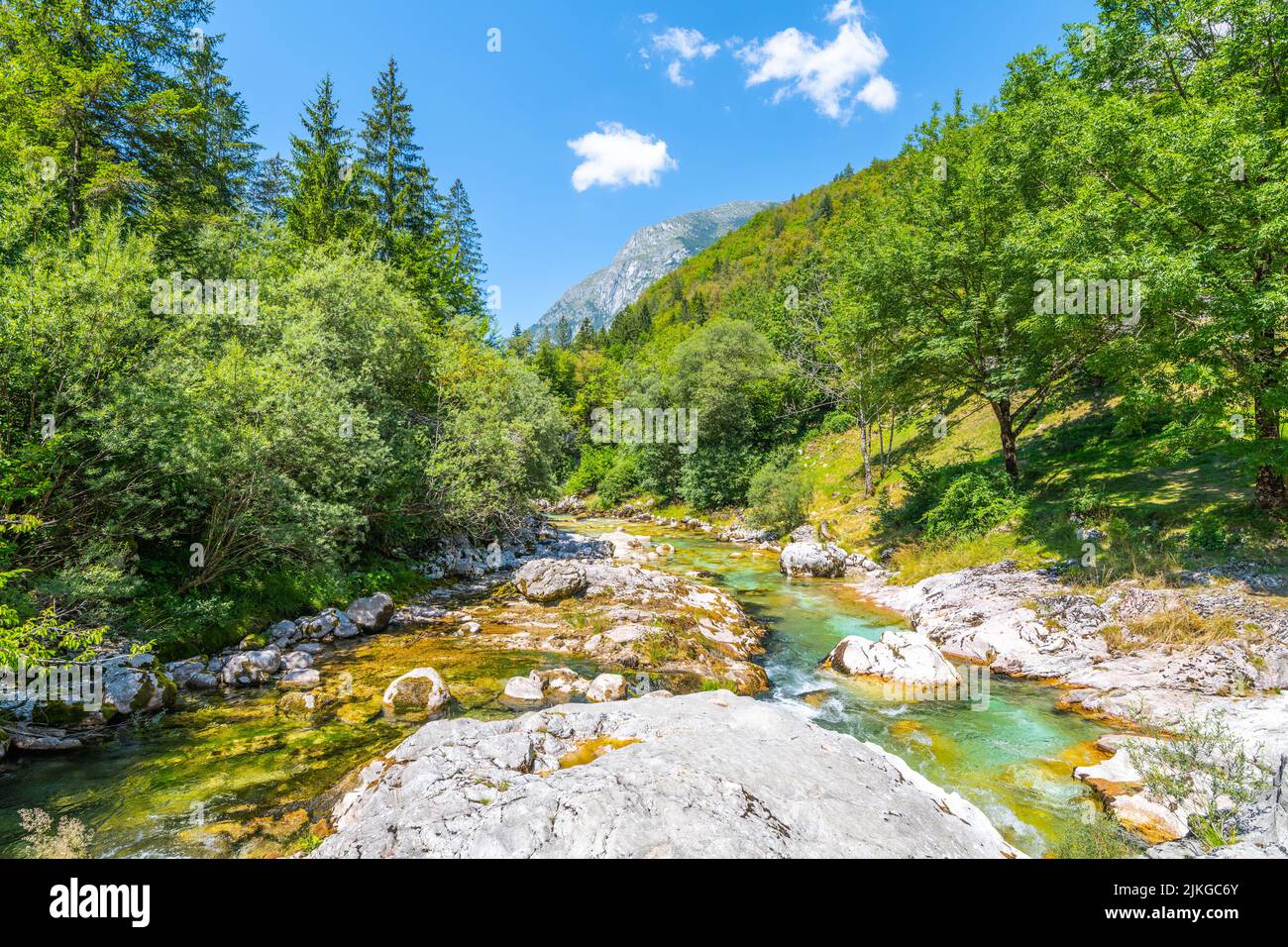 Acque cristalline del fiume Soca presso la piccola gola di Soca Foto Stock