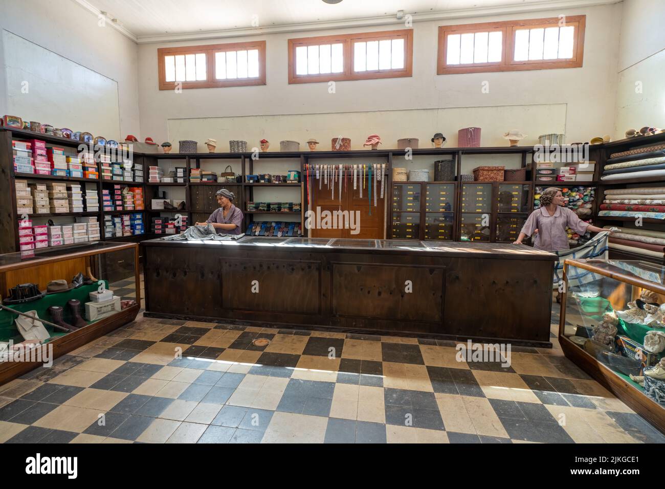 Una mostra del negozio della società nella città di Humberstone, Cile. Ora è una città fantasma e museo. Articoli per cucire in vendita qui. Foto Stock