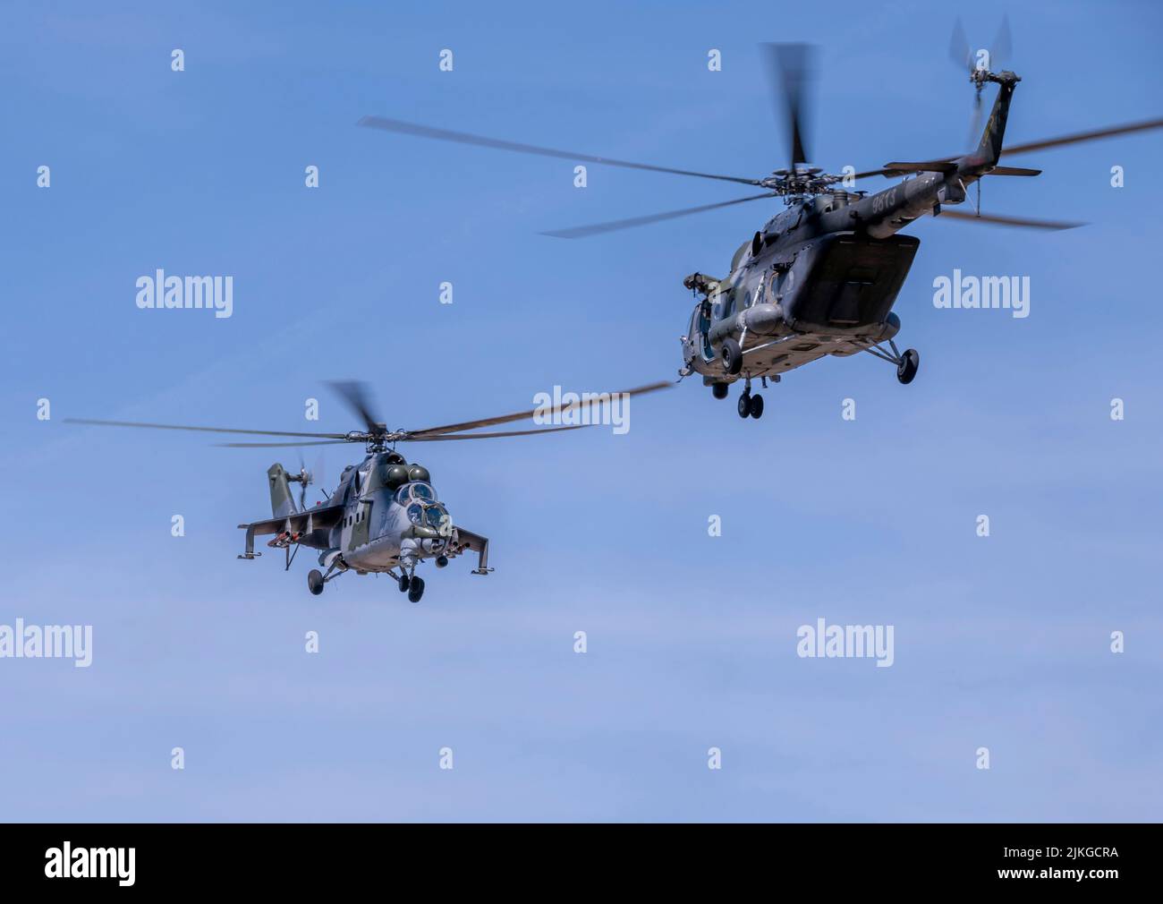 Czech Air Force MIL mi-24/mi-171Sh Hip Helicopters Combat Search and Rescue Demonstration (CSAR) al Royal International Air Tattoo Foto Stock