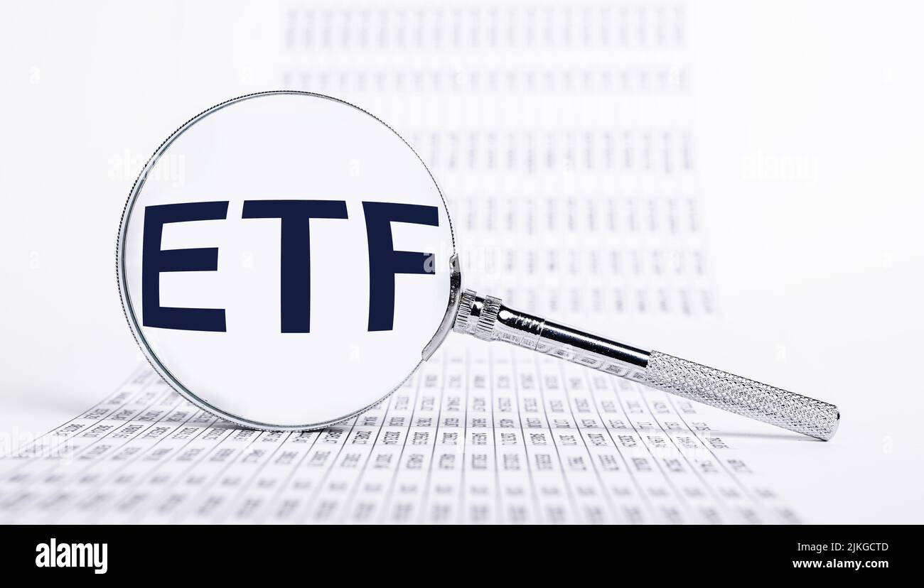 Fondo di investimento ETF. Acronimo attraverso la lente di ingrandimento. Foto di alta qualità Foto Stock