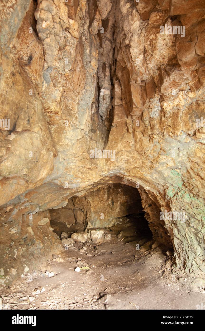 Interno della grotta di roccia catholica, Gower, Galles, Regno Unito Foto Stock