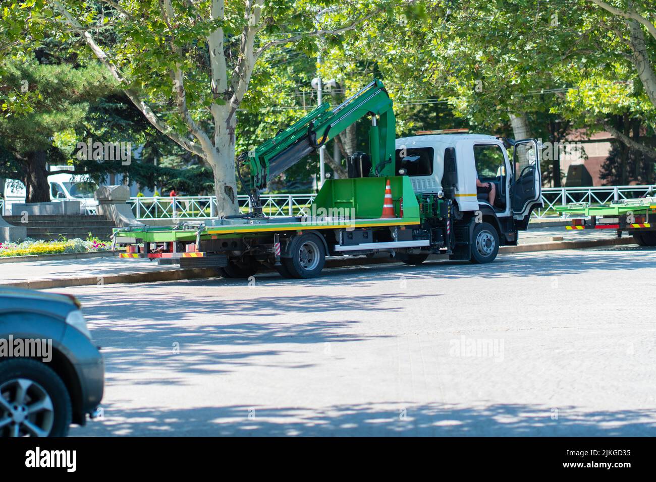 Traino auto stradale rotto camion carico trasporto auto emergenza strada, da riparazione drive da assicurazione per danni di guasto, camion evacuatore Foto Stock