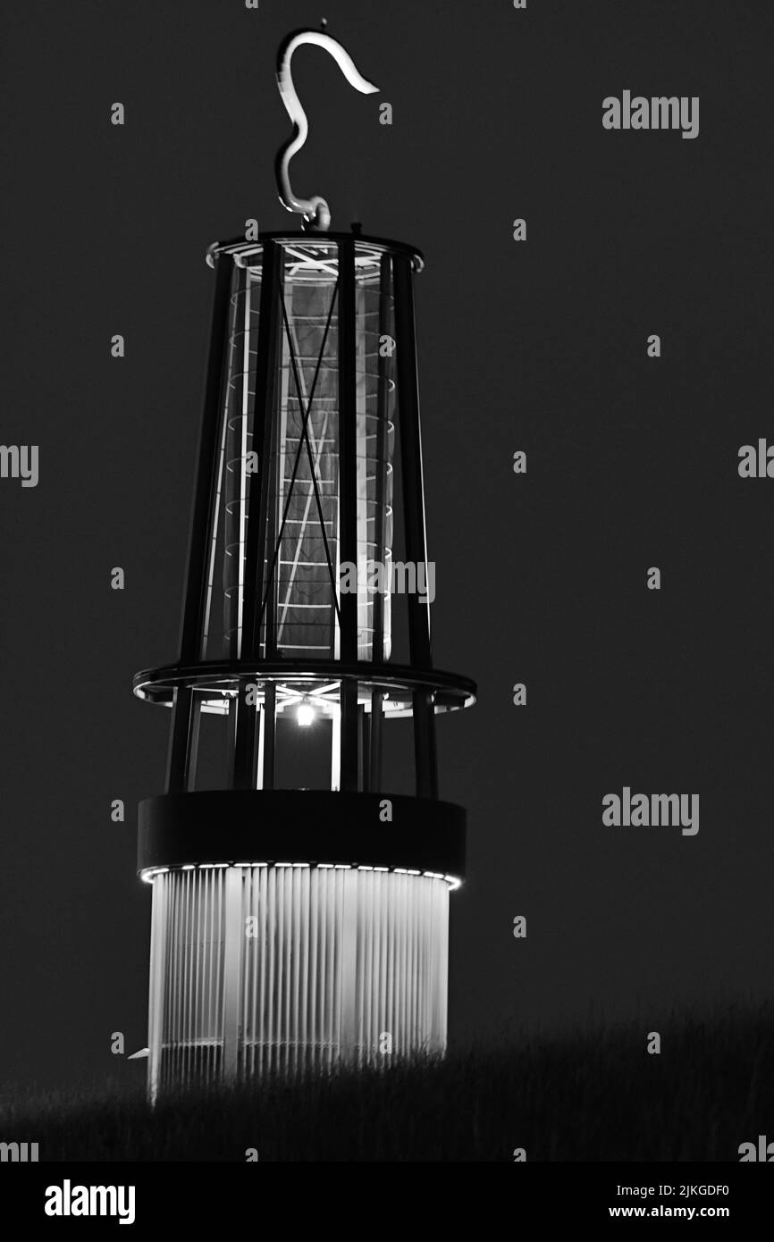 Una foto verticale di un'installazione d'arte chiamata Geleucht sullo schiaffo Rheinpreussen a Moers, Germania Foto Stock