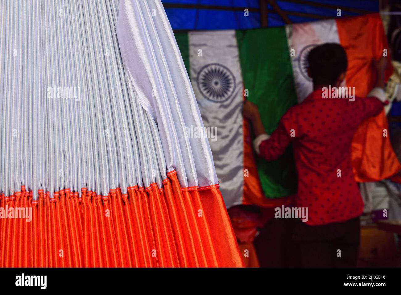 Howrah, India. 02nd ago 2022. Un lavoratore fa bandiere nazionali indiane in una fabbrica mentre l'India si prepara a celebrare il suo 75th anno di Indipendenza Day il 15th agosto. Le richieste per le bandiere nazionali sono alte quest'anno come il primo ministro indiano Shri Narendra modi ha chiesto di sollevare la bandiera in ogni casa come parte di Azadi Ka Mahotsav. (Foto di Sumit Sanyal/SOPA Images/Sipa USA) Credit: Sipa USA/Alamy Live News Foto Stock