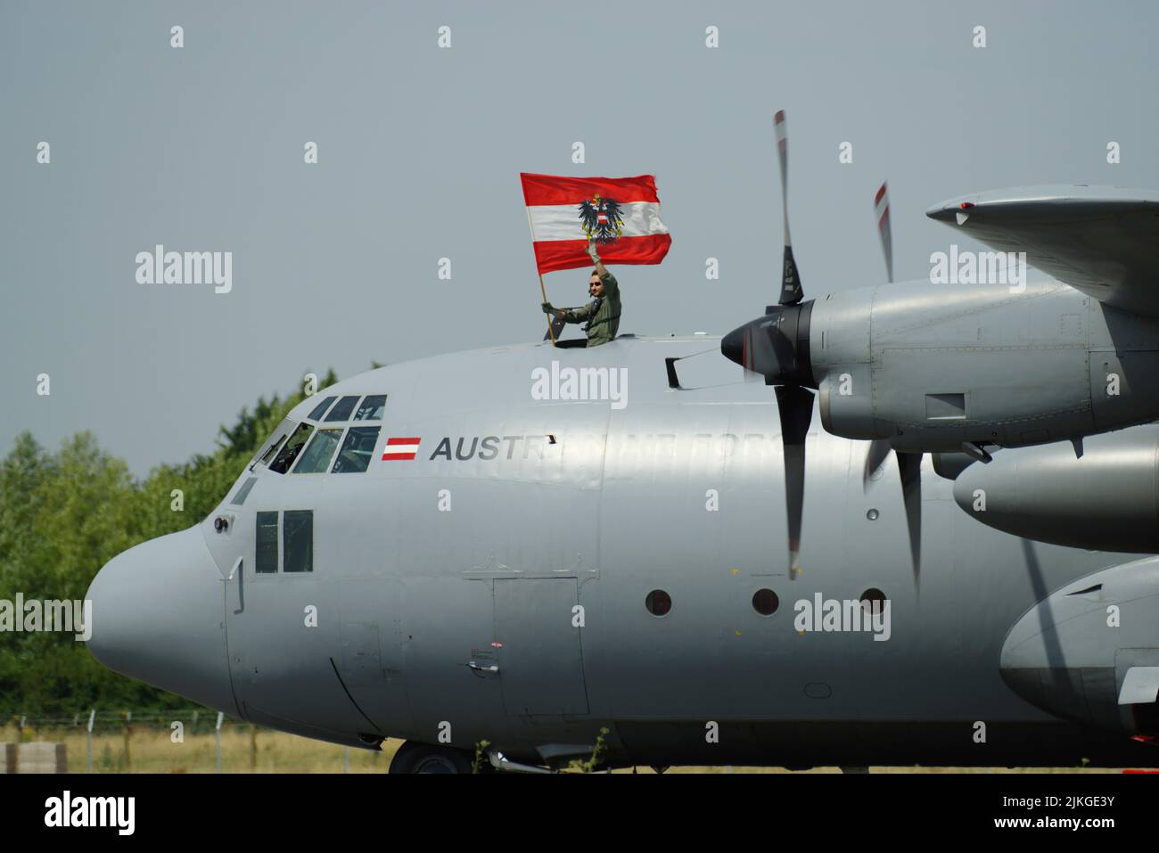 Austrian Air Force, C-130K Hercules, (con Eurofighter) EF2000 QRA Role Demonstration, RIAT 2022, RAF Fairford, Foto Stock