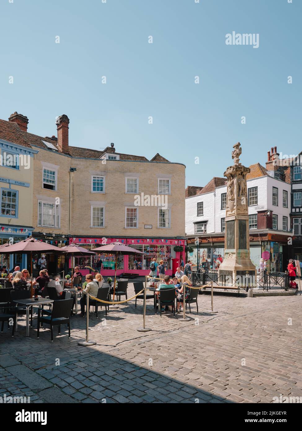 I caffè estivi, i negozi e i turisti in Buttermarket Square, nel cuore della vecchia Canterbury Kent Inghilterra UK - turismo turisti caffè negozi Foto Stock