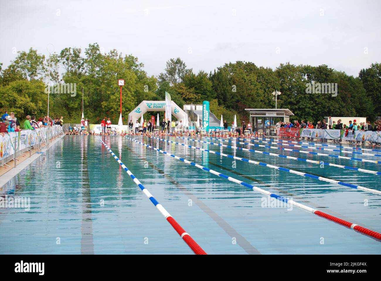 Gli atleti del Triathlon Ratingen in piscina durante la gara nuotano. Foto Stock