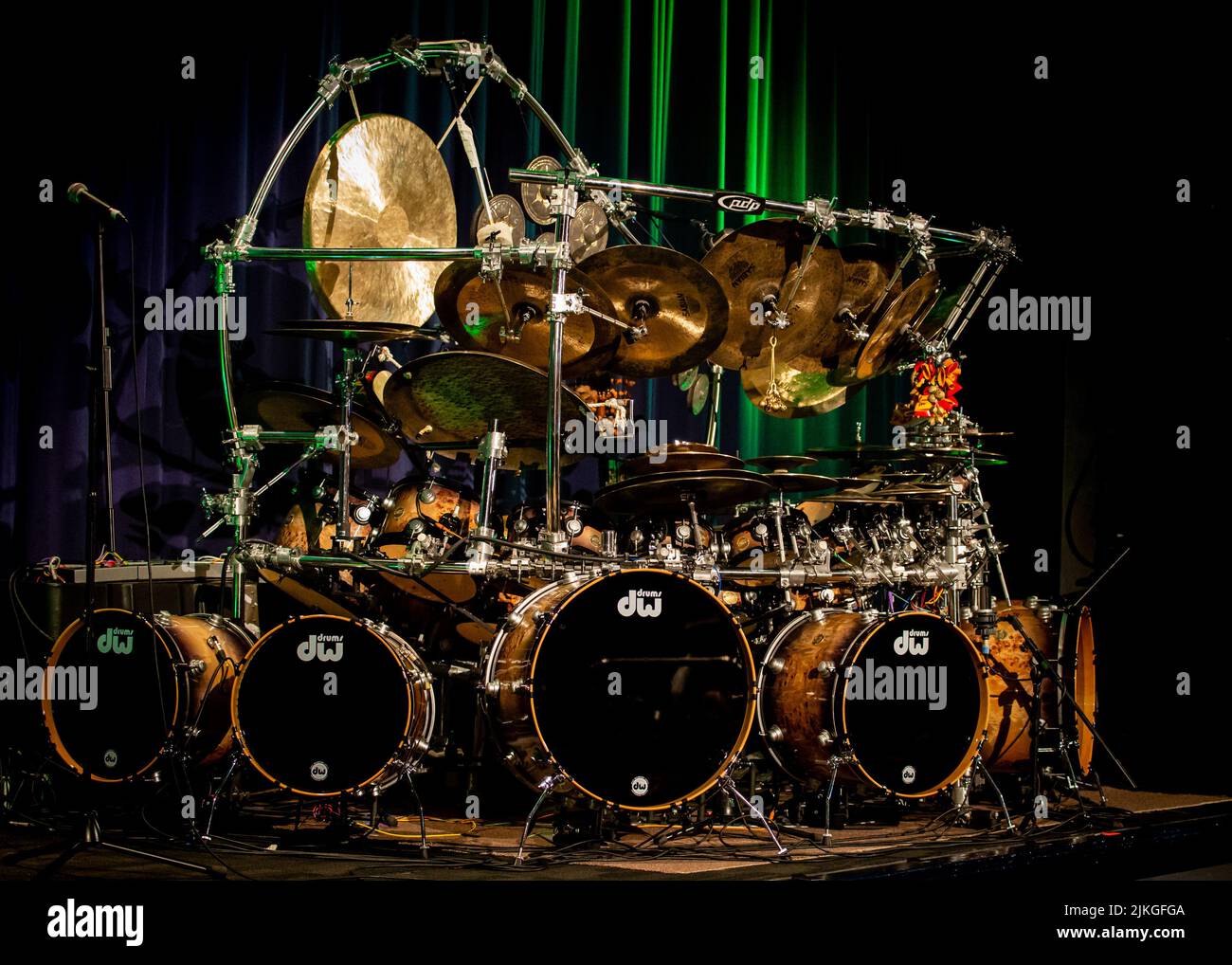 Il kit drum set più grande al mondo Foto stock - Alamy