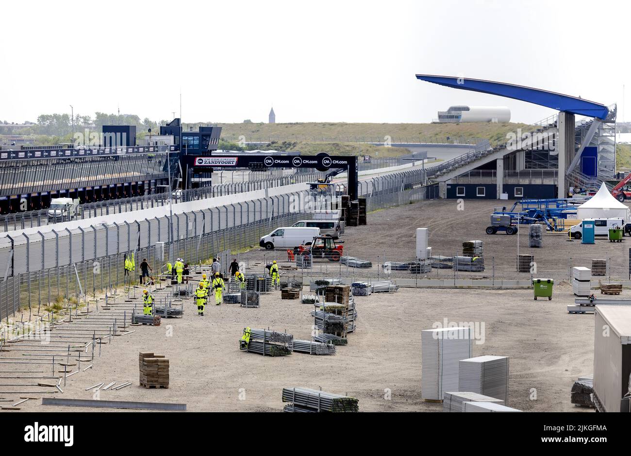 2022-08-02 14:28:51 ZANDVOORT - costruzione della tribuna sul circuito di Zandvoort nella corsa fino al Gran Premio Olandese che si terrà sul circuito all'inizio di settembre. ANP ROBIN VAN LONKHUIJSEN olanda OUT - belgio OUT Foto Stock