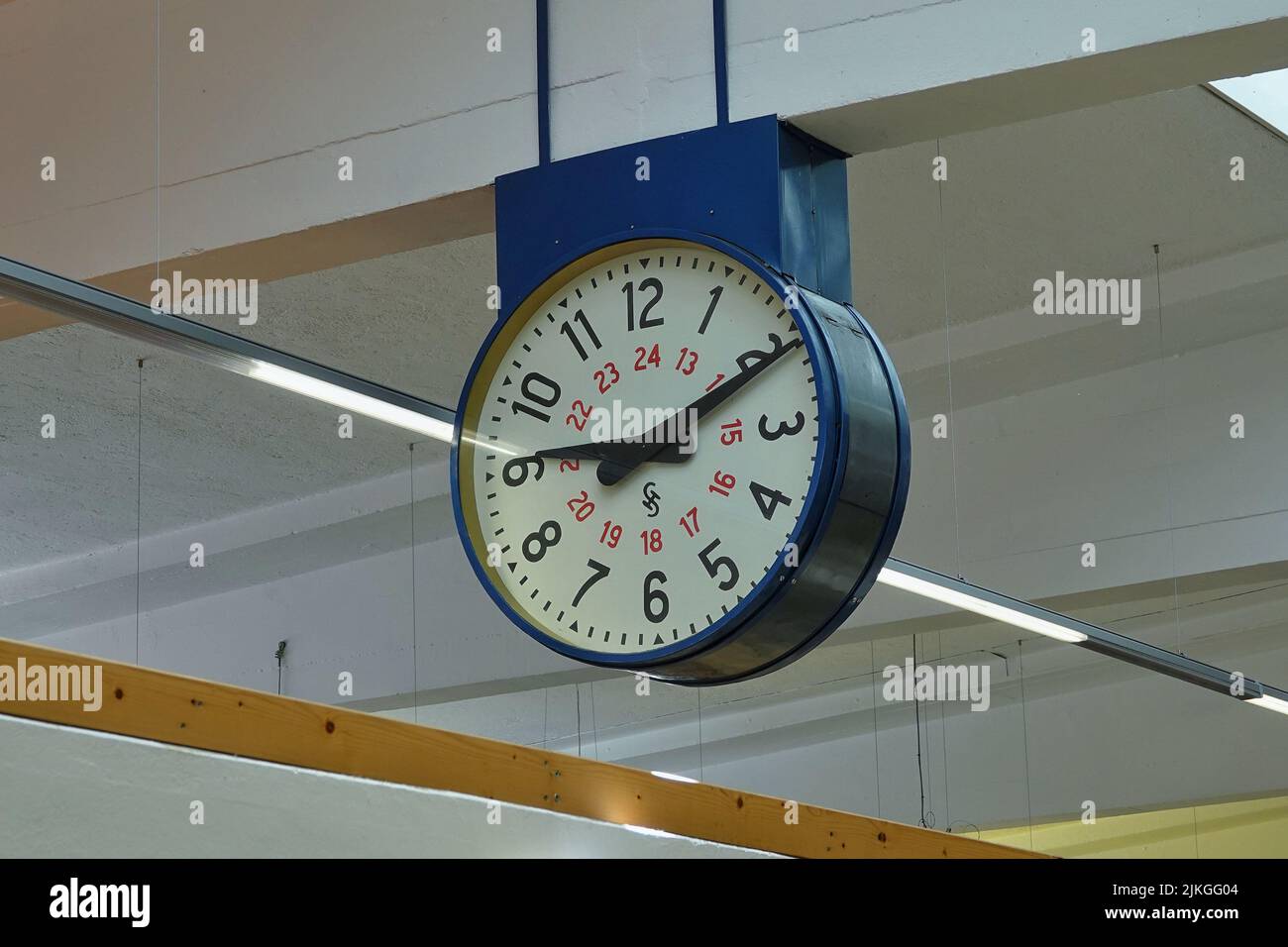 La figura mostra una vista selettiva di un orologio che mostra 12 e 24 ore sul soffitto di una sala del mercato Foto Stock