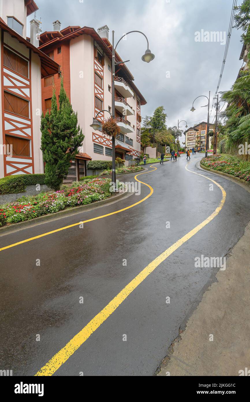 Rua torta strada, una strada con curve che è un punto turistico di Gramado, RS, Brasile. Foto Stock
