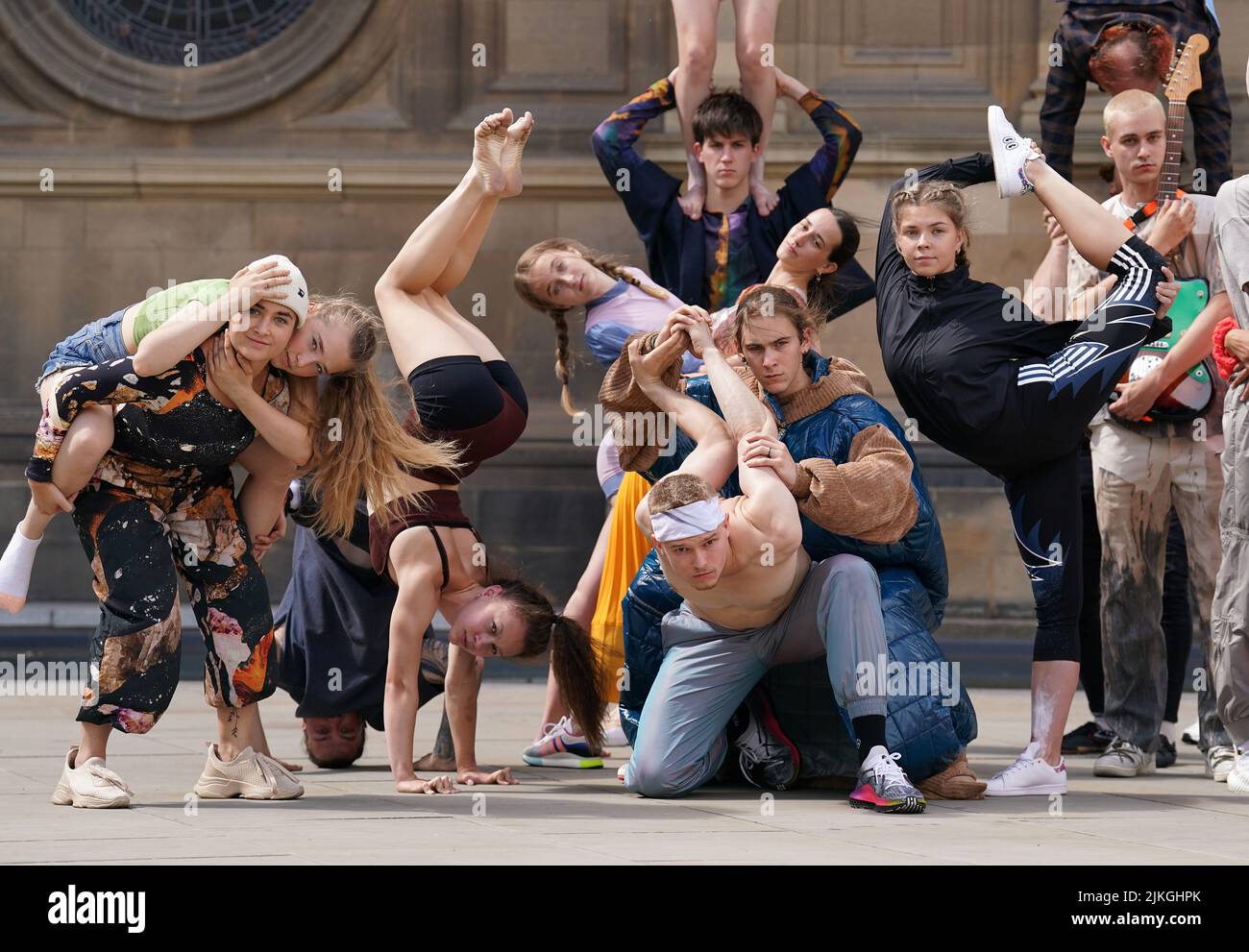 Artisti circensi ucraini e cechi si esibiscono durante una fotocall per Boom! All'esterno di McEwan Hall, Edimburgo, per promuovere le loro prossime apparizioni alla underbelly Bristo Square attraverso l'Edinburgh Festival Fringe. Braccio! È una collaborazione tra Cirk la Putyka e Kyiv Municipal Academy of Variety and Circus Art. Data foto: Martedì 2 agosto 2022. Foto Stock