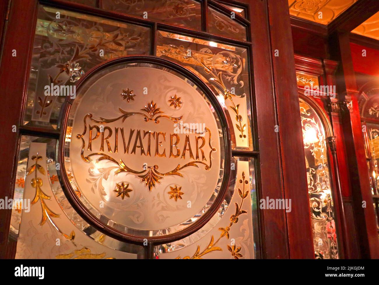 The Red Lion Mayfair, Public Bar doors and Public Bar, 2 Duke of York St, St James's, Londra, Inghilterra, Regno Unito, SW1Y 6JP Foto Stock