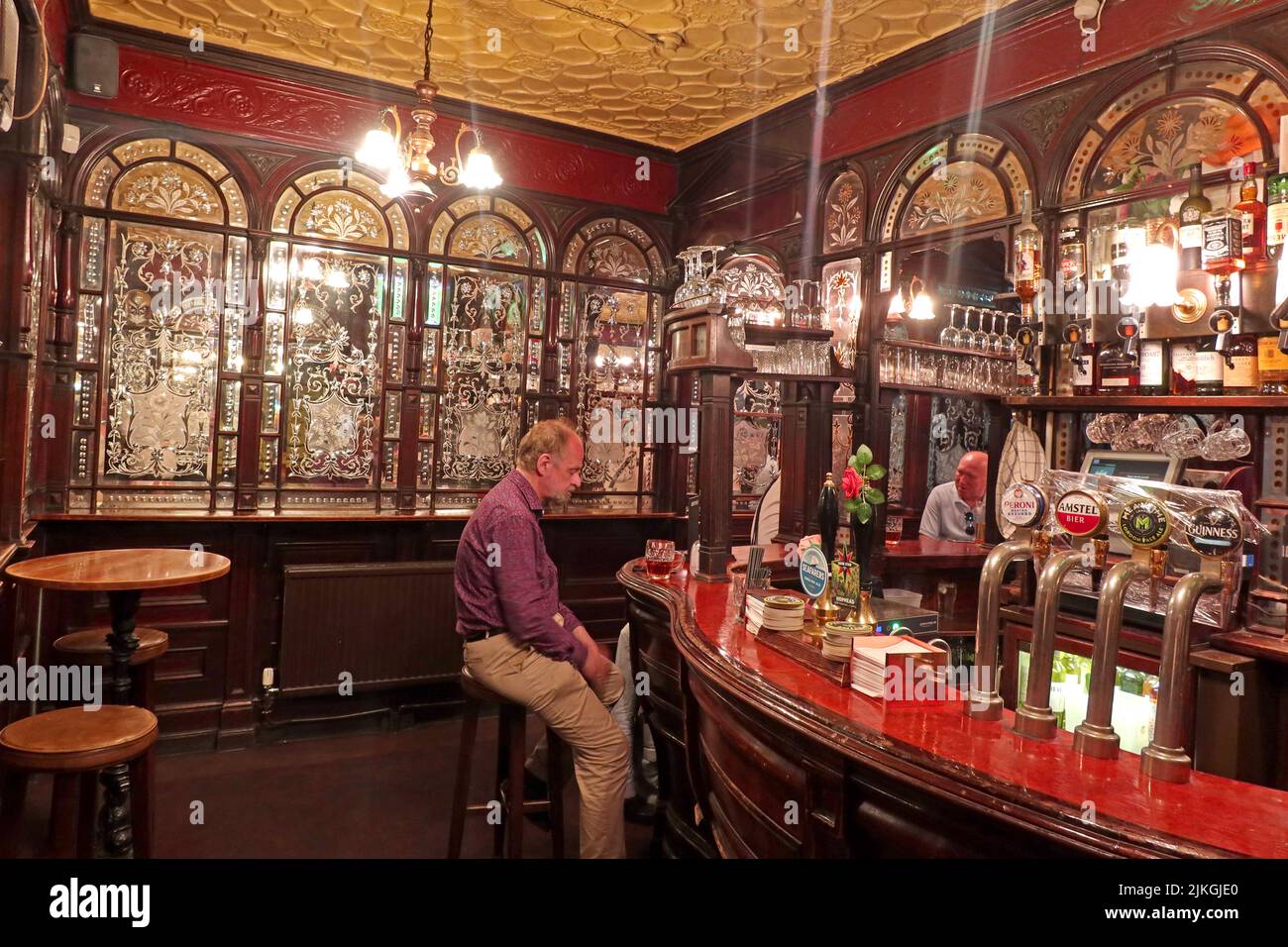 The Red Lion Mayfair, Public Bar doors and Public Bar, 2 Duke of York St, St James's, Londra, Inghilterra, Regno Unito, SW1Y 6JP Foto Stock