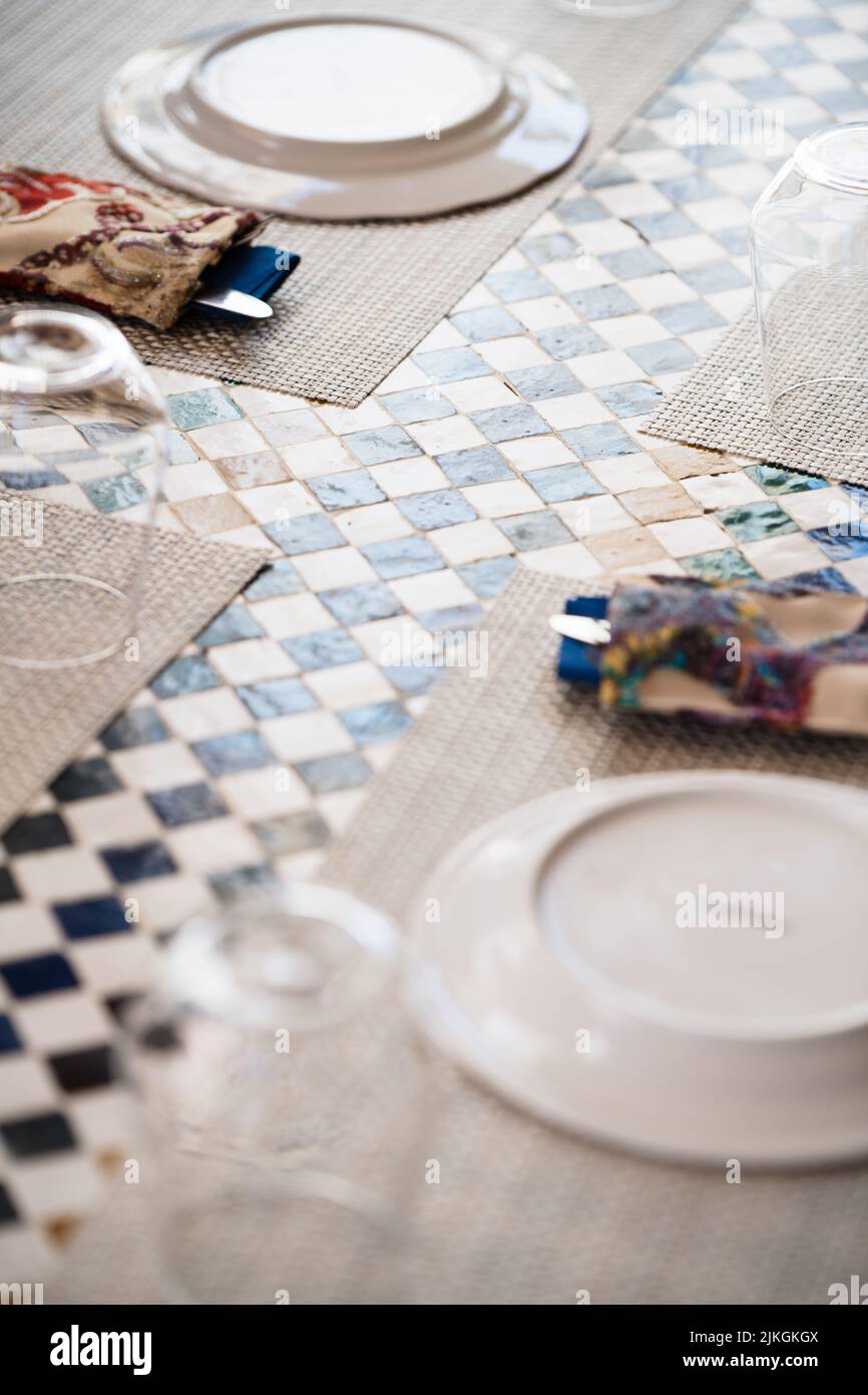 Tavolo a mosaico decorato con piatti e posate. Portogallo. Foto di alta qualità Foto Stock