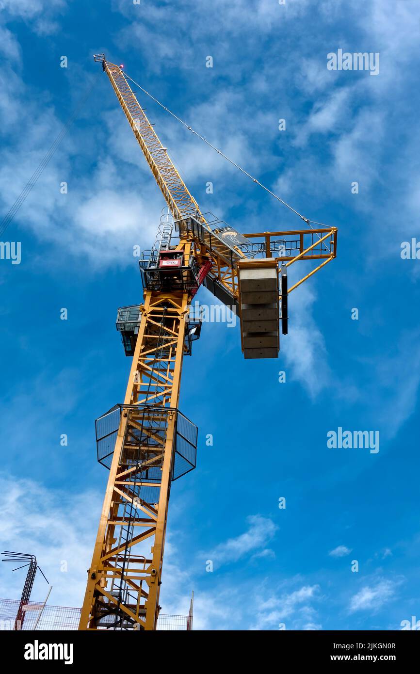Poole, Dorset, UK - Ottobre 1 2021: Una Torre Crane appartenente alla Falcon Tower Crane Services Ltd Foto Stock