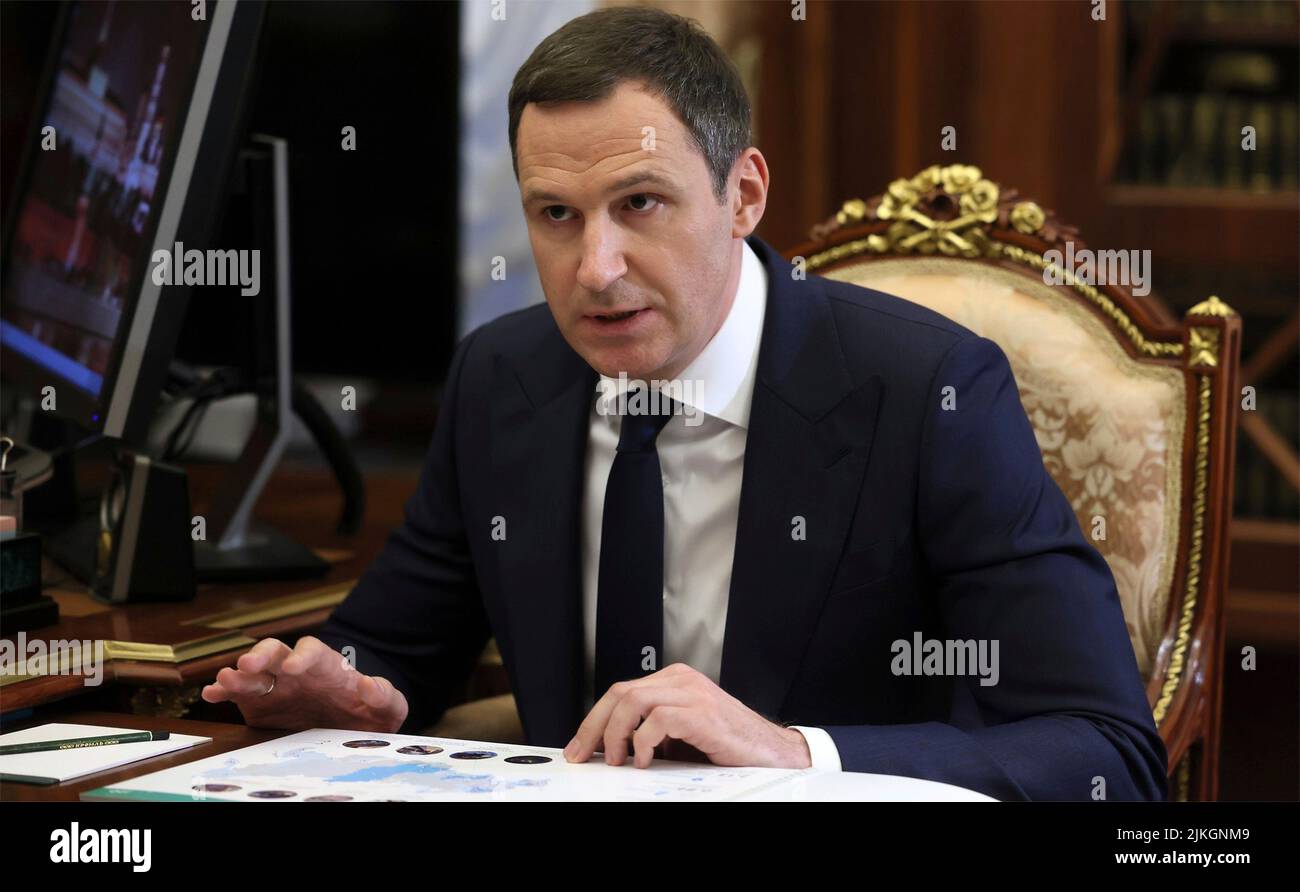 Mosca, Russia. 02nd ago 2022. Direttore generale Denis Butsayev dell'Amministrazione municipale Russa dei rifiuti solidi durante l'incontro di persona con il Presidente Vladimir Putin al Cremlino, 2 agosto 2022 a Mosca, Russia. Credit: Mikhail Klimentyev/Kremlin Pool/Alamy Live News Foto Stock