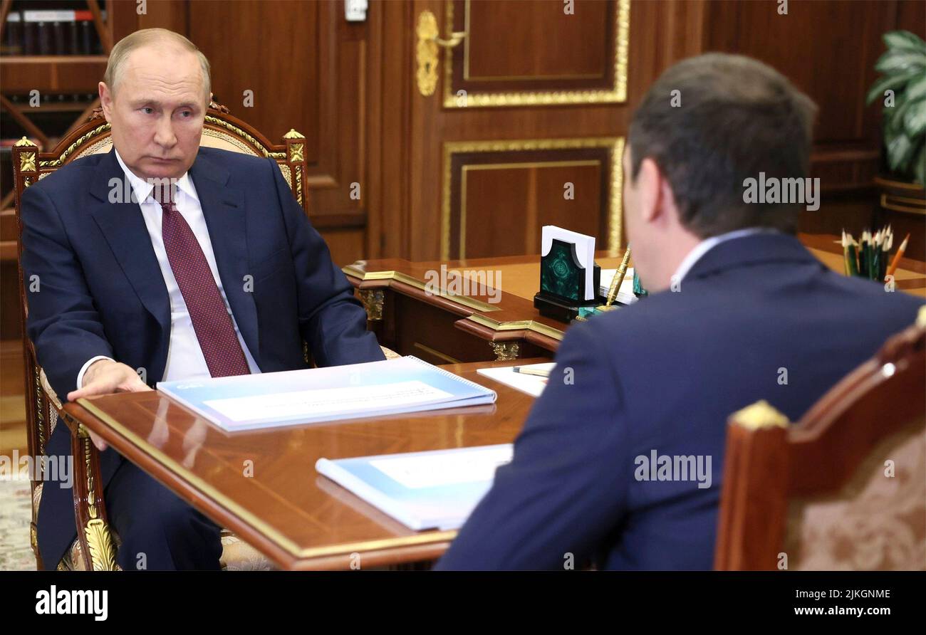 Mosca, Russia. 02nd ago 2022. Il presidente russo Vladimir Putin ha un incontro faccia a faccia con Denis Butsayev, a destra, sulle attività della compagnia di diritto pubblico operatore ambientale russa al Cremlino, il 2 agosto 2022 a Mosca, Russia. Credit: Mikhail Klimentyev/Kremlin Pool/Alamy Live News Foto Stock