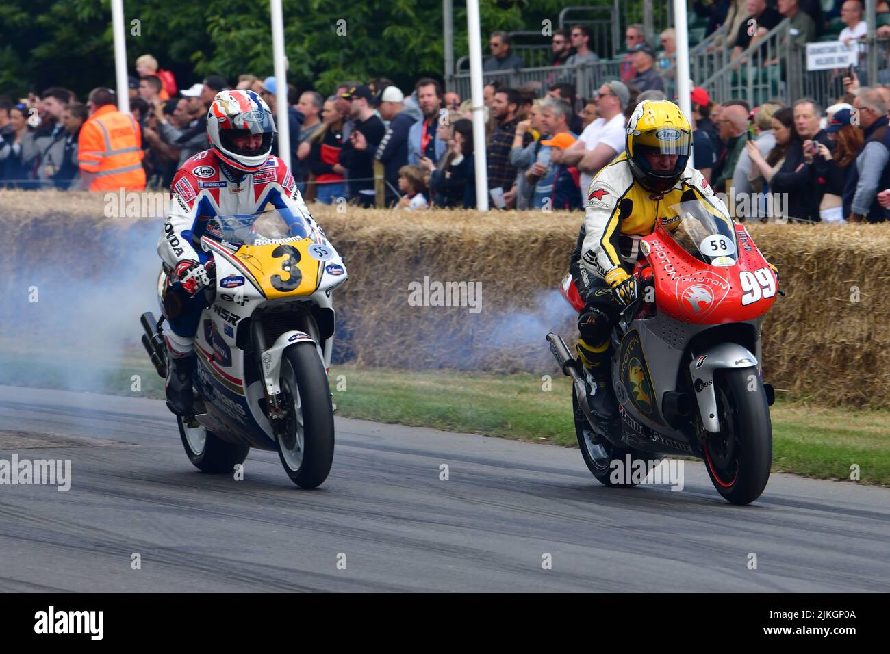 Kenny Roberts, Proton KRV3, Mick Doohan, Honda NSR500, due ruote Grand Prix Heroes, iconiche moto da corsa dalla fine degli anni '40 al 2021, Goodwood F. Foto Stock