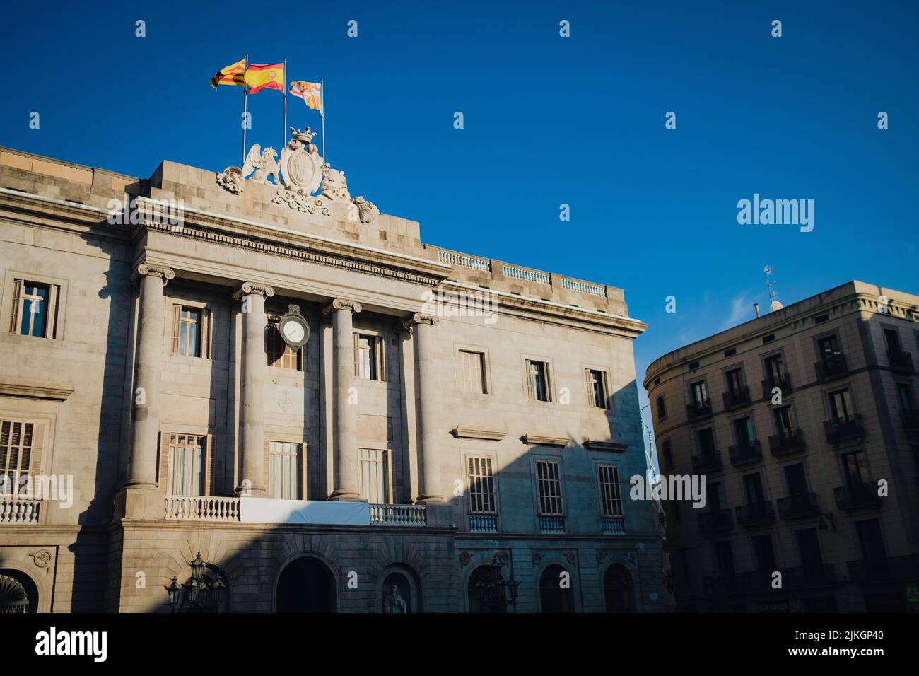 Casa de la Ciutat, Municipio di Barcellona sulla Placa de Sant Jaume nel quartiere Gotico di Barcellona durante una soleggiata serata estiva con spagnolo e. Foto Stock