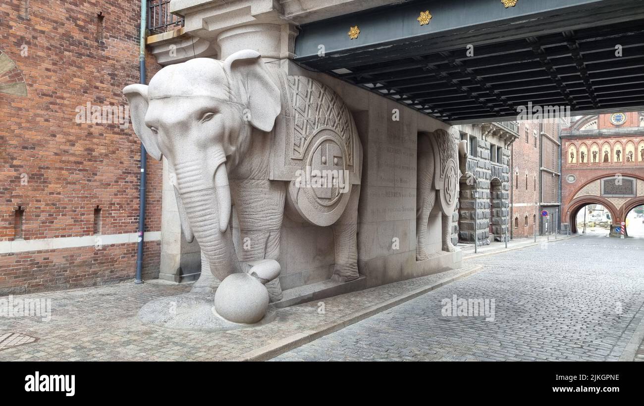 Vista sulla statua dell'elefante all'ingresso della vecchia fabbrica di birra Carlsberg a Vesterbro Foto Stock