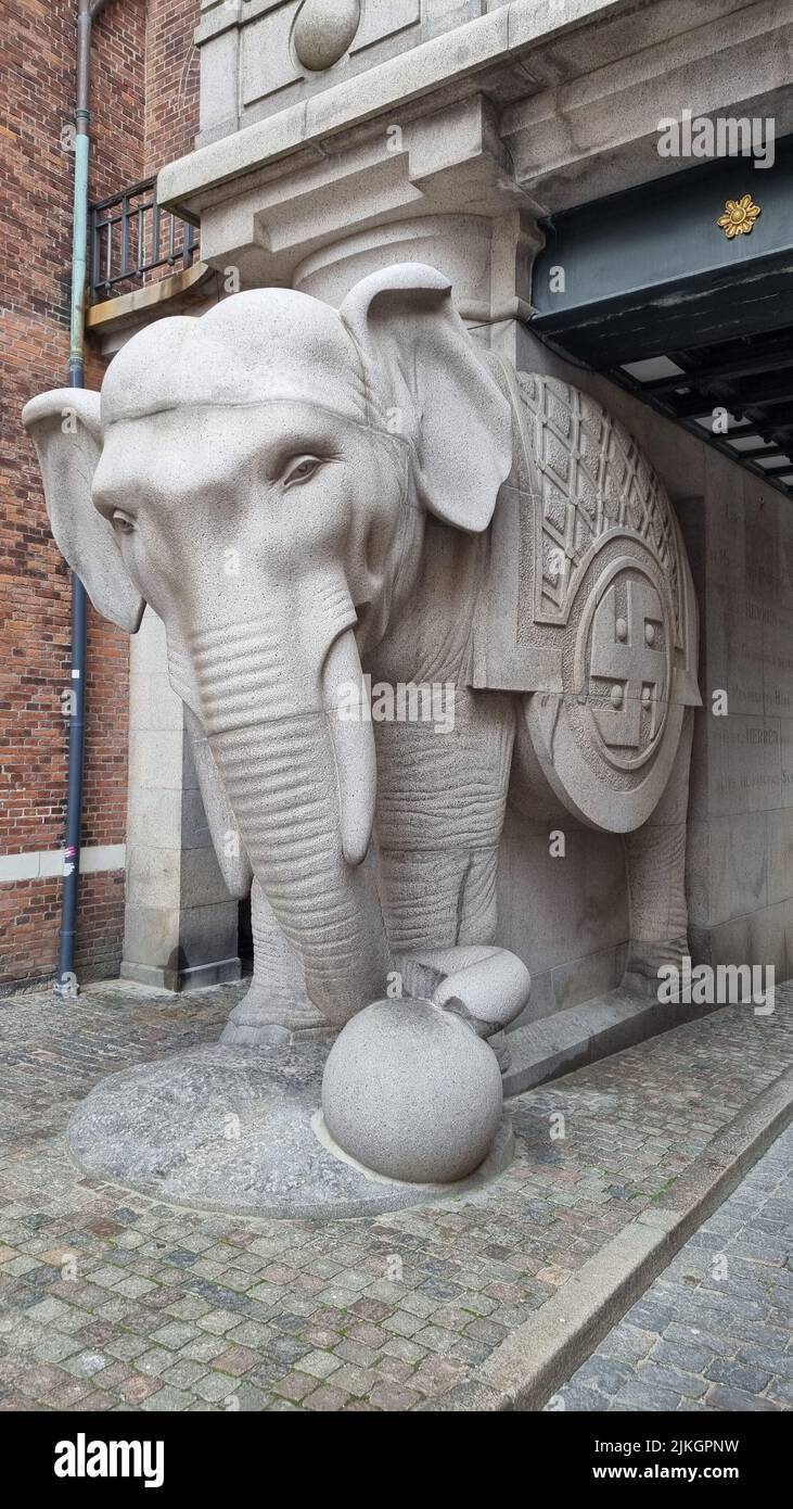 Una foto verticale della statua dell'elefante alla porta della vecchia fabbrica di birra Carlsberg a Vesterbro Foto Stock