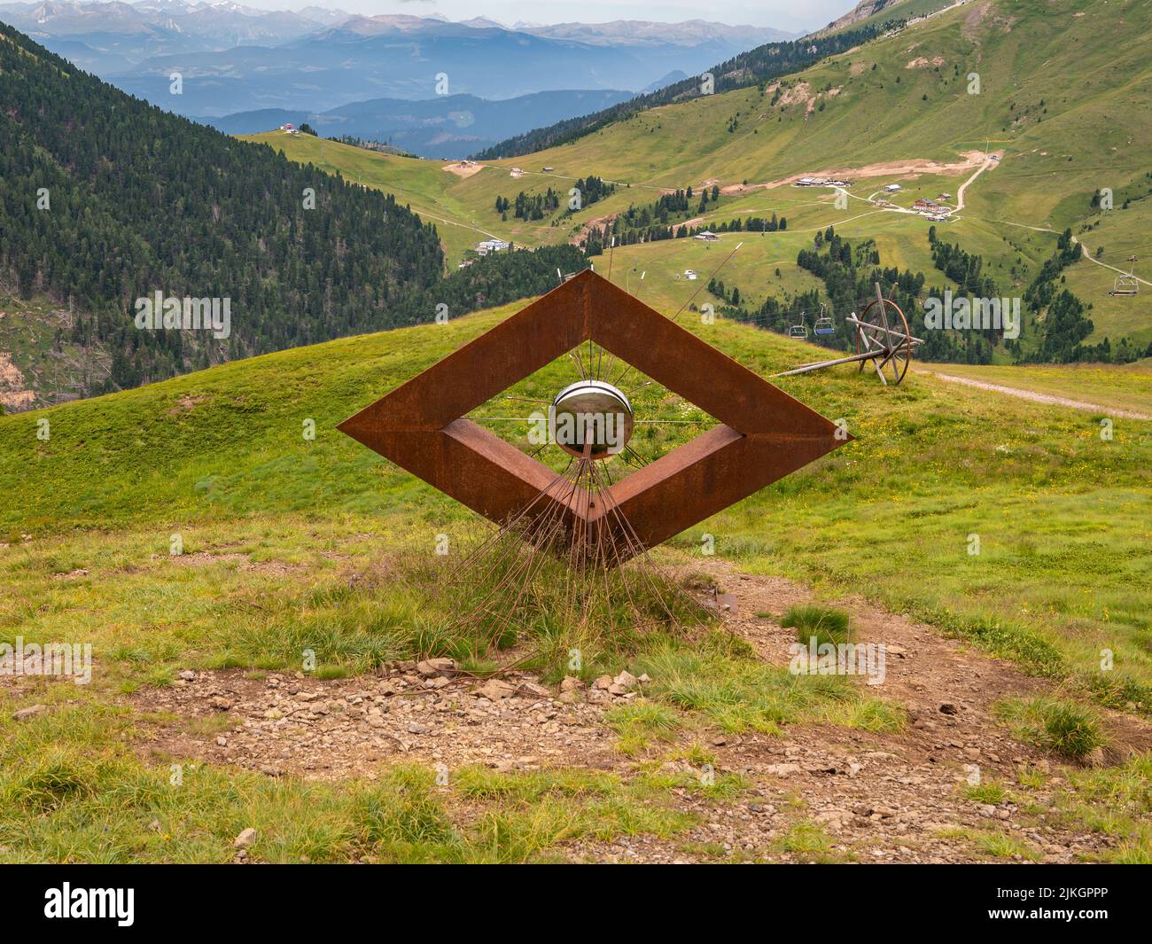 Le installazioni d'arte interagiscono con la natura delle Dolomiti, dichiarata Patrimonio Naturale dell'Umanità dall'UNESCO - Pampeago-Dolomite Trentino, Italia Foto Stock