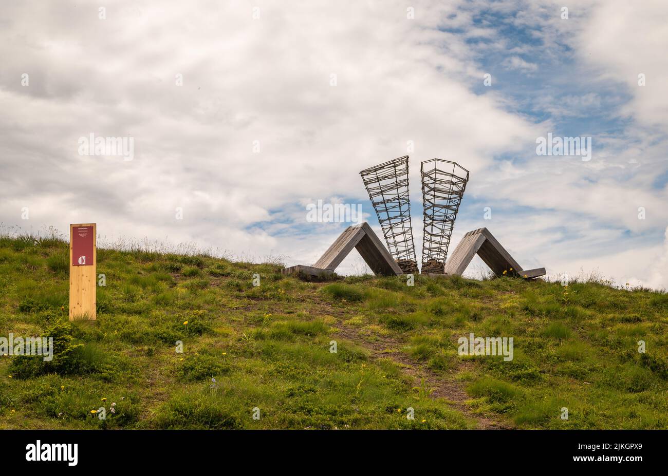 Le installazioni d'arte interagiscono con la natura delle Dolomiti, dichiarata Patrimonio Naturale dell'Umanità dall'UNESCO - Pampeago-Dolomite Trentino, Italia Foto Stock