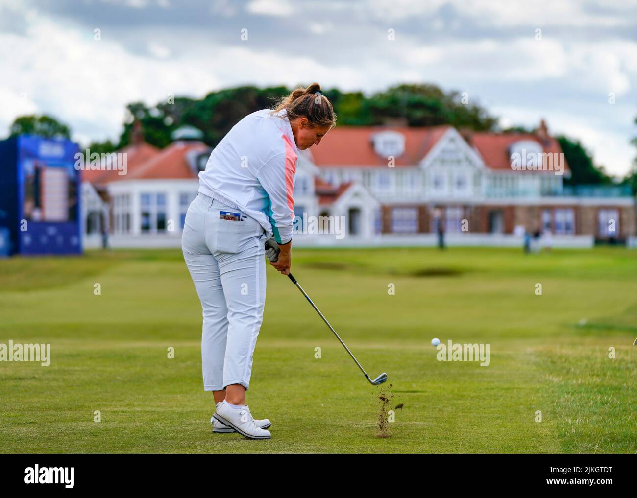 Gullane, Scozia, Regno Unito. 2nd agosto 2022. I golfisti si allenano sul campo da golf Muirfield di Gullane, East Lothian, davanti all’AIG Women’s Open che inizia giovedì 4th agosto. PIC; Leonie HARM della Germania gioca un approccio sparato alla buca 18th. Il danno si è recuperato da gravi lesioni e coma da un incidente stradale nel 2013 e ha legato 15th al Ladies Scottish Open della scorsa settimana. Iain Masterton/Alamy Live News Foto Stock