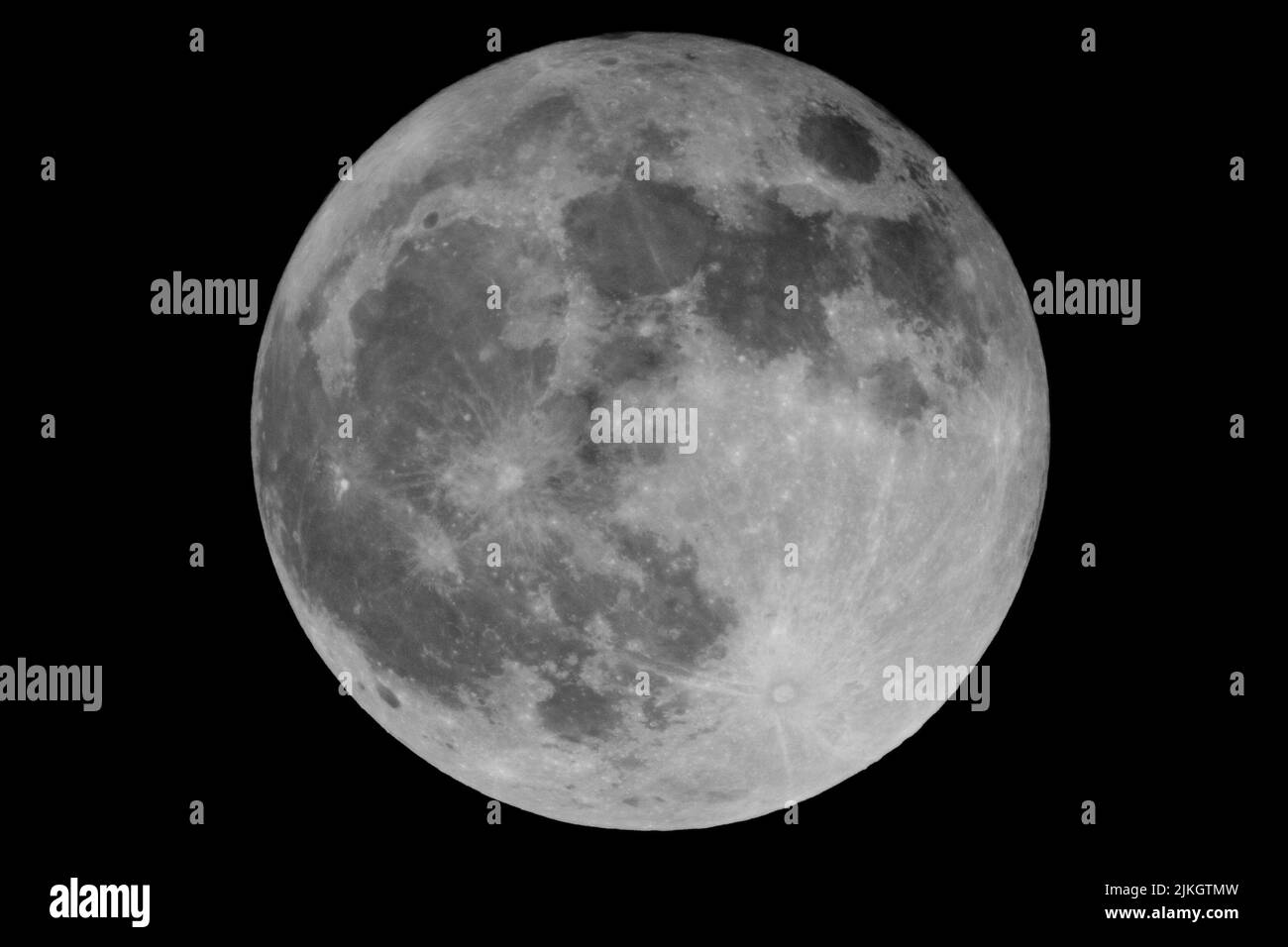 Un primo piano della luna stolto di notte con sfondo nero Foto Stock