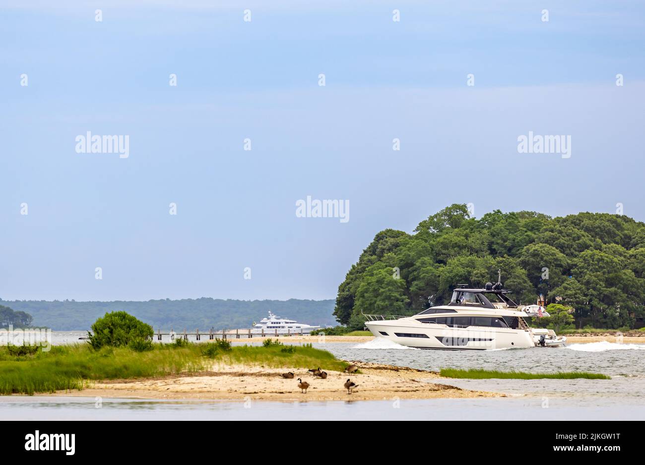 Grande yacht a motore al largo della costa di Shelter Island, NY Foto Stock