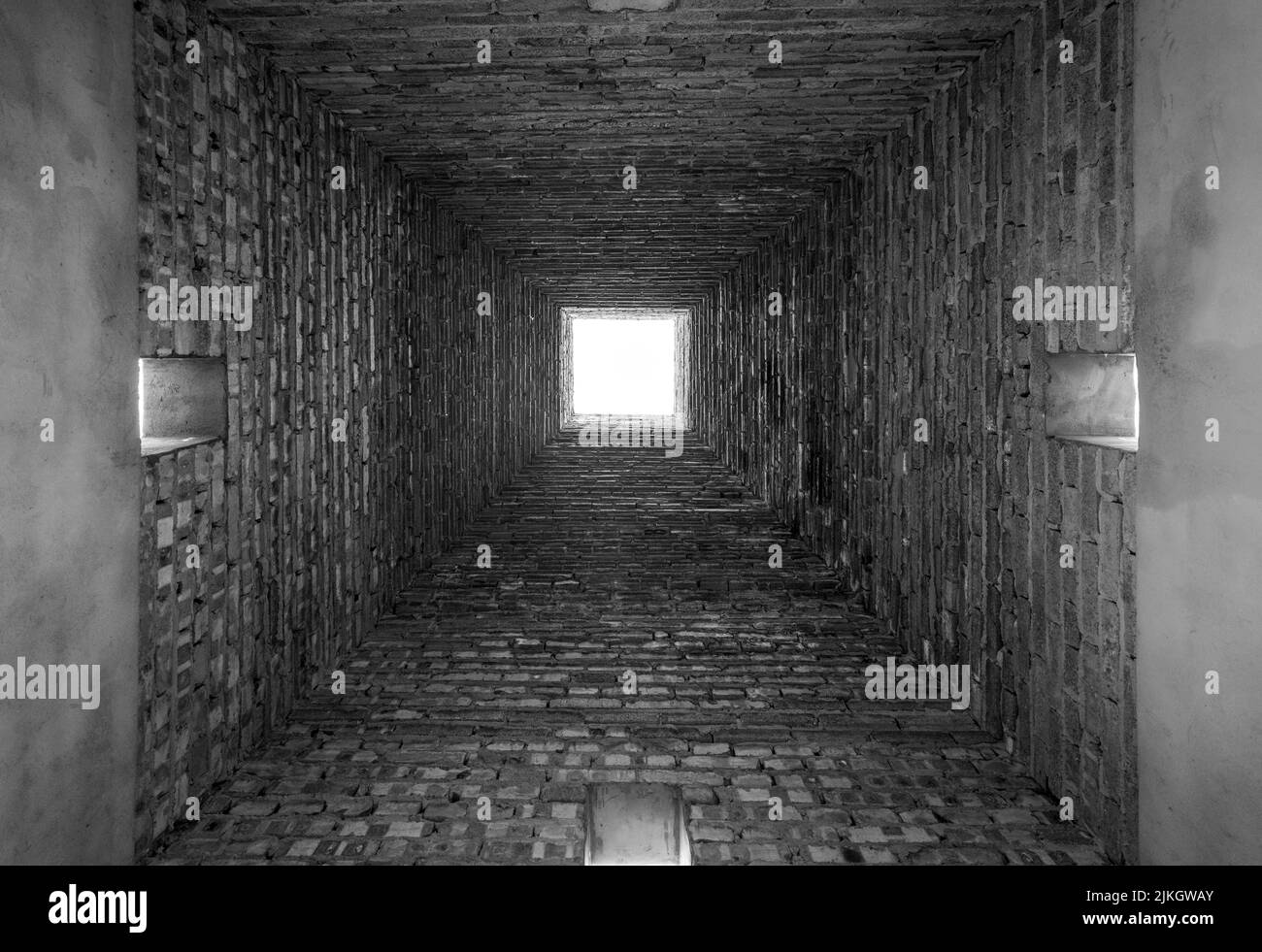La piccola vista tunnel vuota in mattoni, in scala di grigi Foto Stock