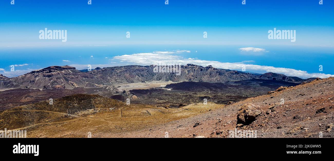 Una bella vista panoramica delle montagne e delle colline sotto il cielo azzurro Foto Stock