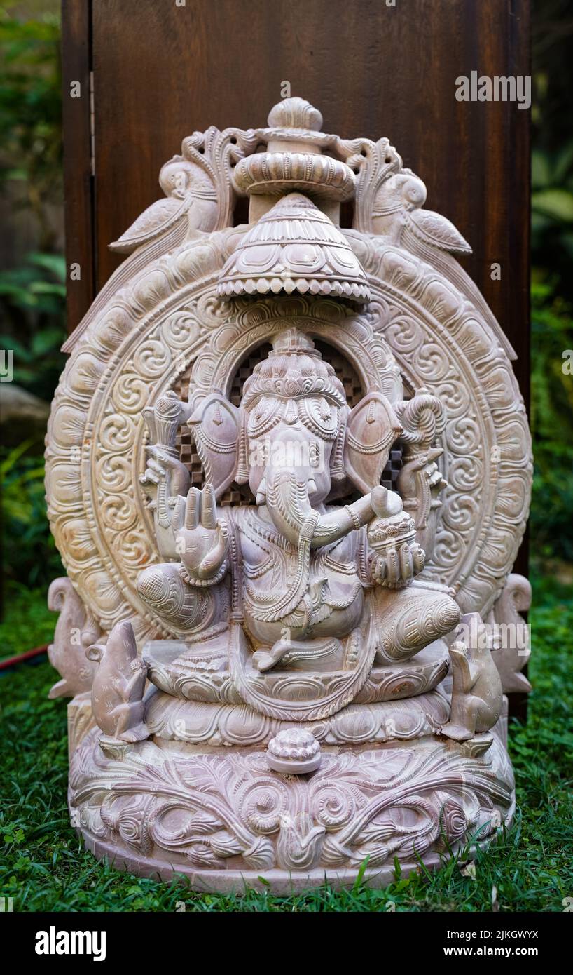 Primo piano di una scultura di una divinità indiana Foto Stock