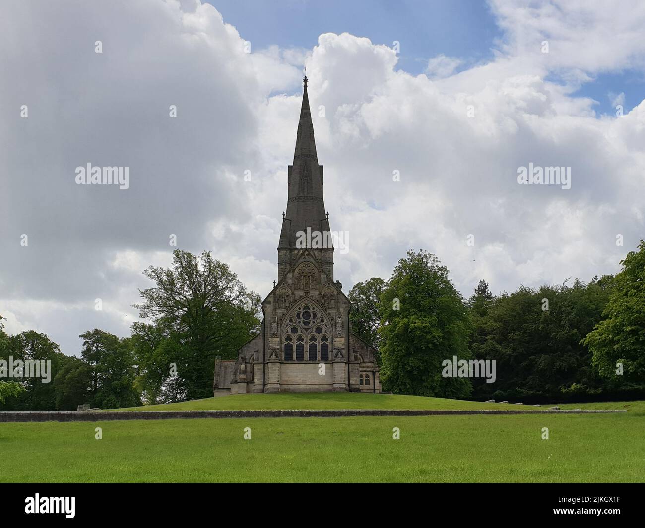 Vista sull'antica chiesa di Santa Maria, Studley Royal Foto Stock