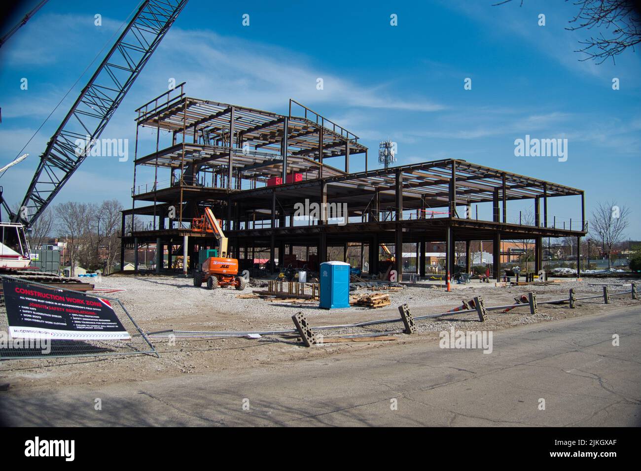 Vista sull'area dei lavori di costruzione della biblioteca pubblica nel centro di Olathe, Kansas Foto Stock